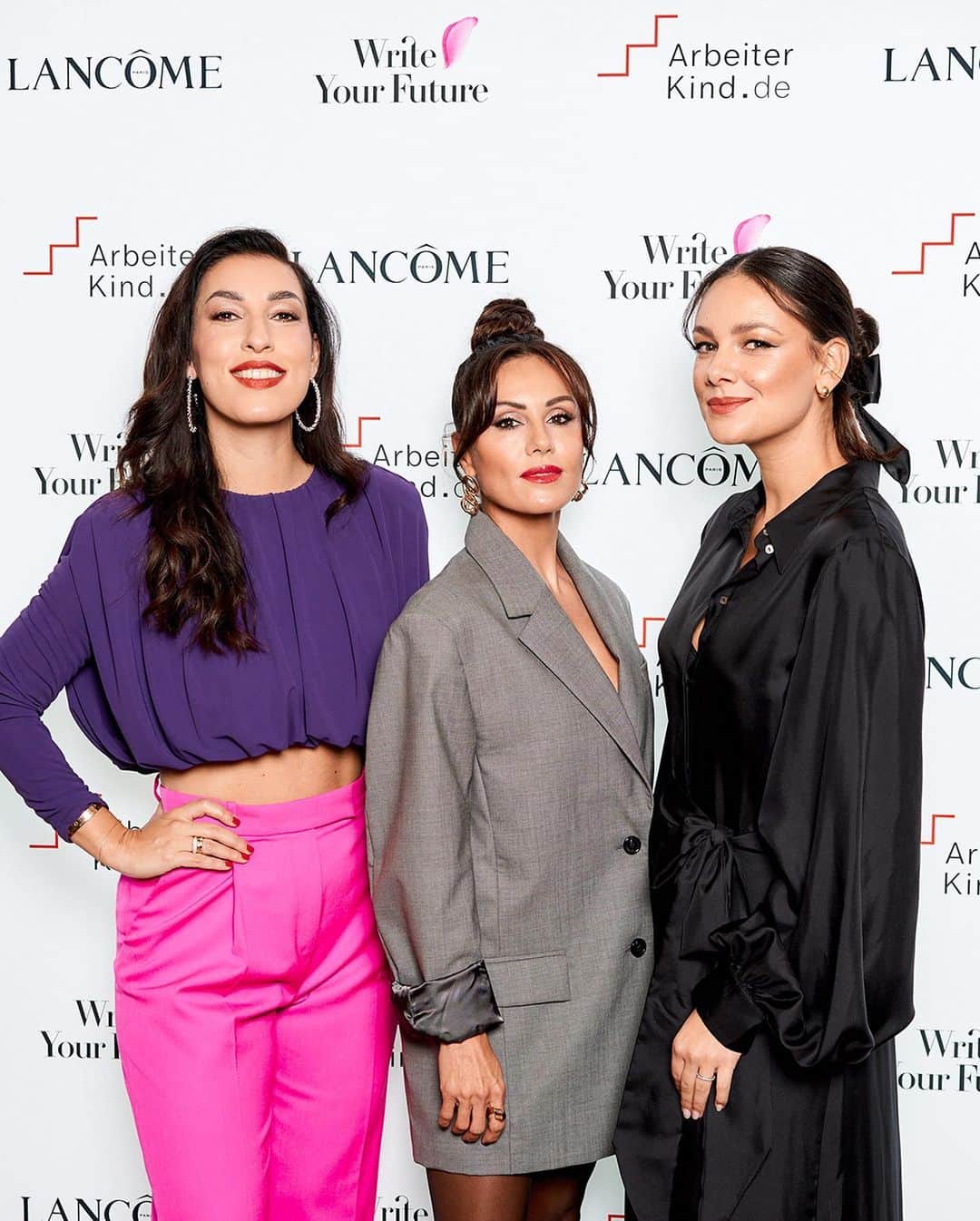 Lancôme Officialのインスタグラム：「Lancôme stands for empowerment and emancipation through beauty. During the “Sisterhood Edition” event of the Write Your Future initiative in Germany, 3 powerful and self-made women took to the stage to introduce their stories, alongside the release of 3 new lisptick hues. 100% of profits will go to the @arbeiterkind.de NGO, supporting 500 young adults in their studies. A special thank you to @tijen.onaran , @janinauhse and @nazaneckes for their involvement in this project. 💕  #Lancome #LancomeDE #WriteYourFuture #LAbsoluRouge」