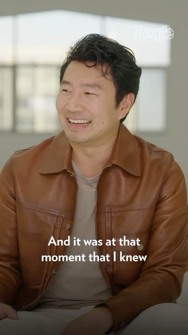 People Magazineのインスタグラム：「This superhero is slowing down — for now. In PEOPLE’s 2023 #SexiestManAlive issue, #SimuLiu details how he tore his Achilles during a recent getaway with his pals. Read more at the link in our bio.」