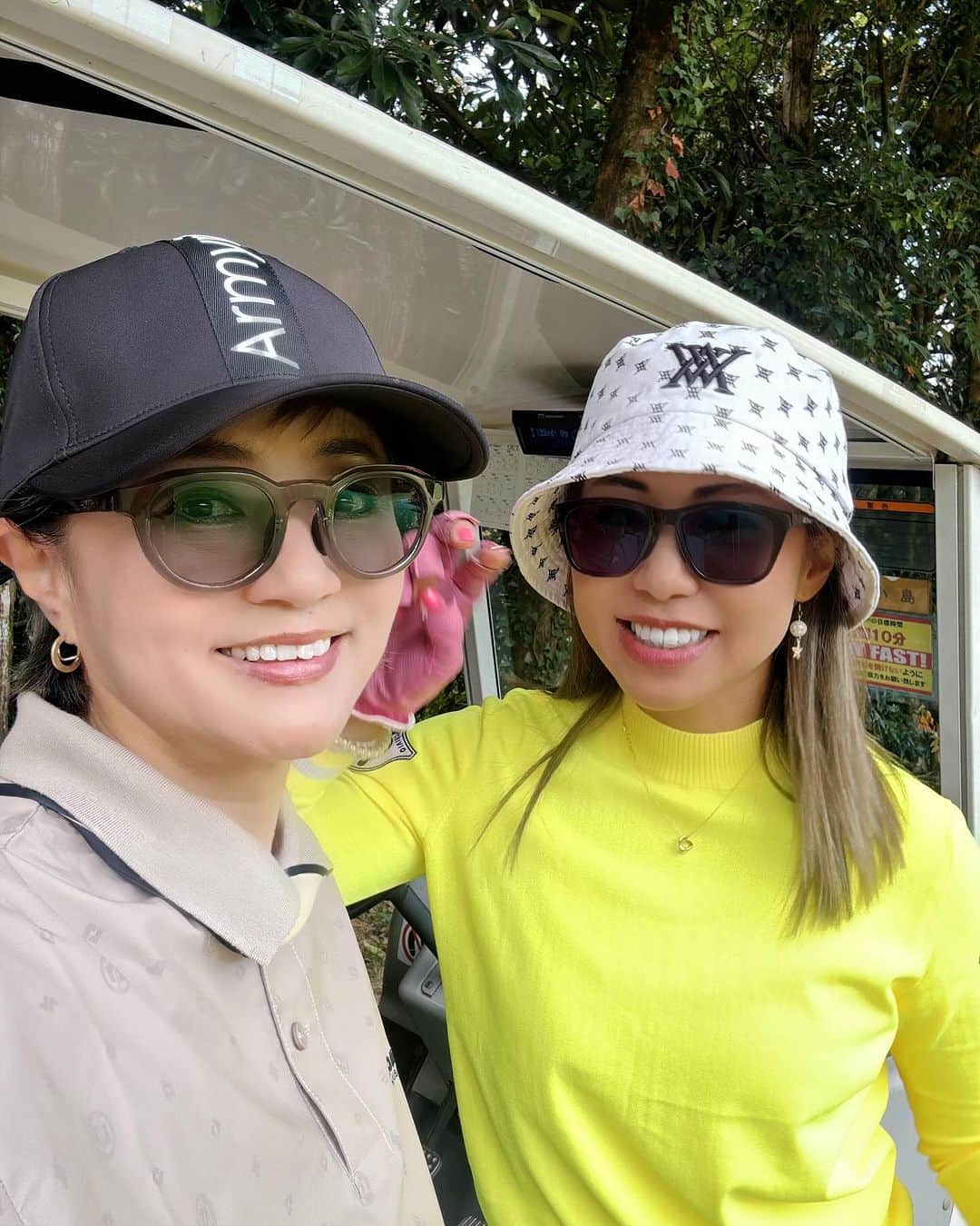 橋本志穂のインスタグラム：「かとうれいこさんとお揃いのレノマゴルフ着て、、、 アルチビオ仲間のゆかちんまると楽しいゴルフ❣️またともだちの輪が広がった日。  ゆかちんまる インスタの投稿も早いし、素振りもせず 打つのも早い‼️  そしてよく笑い よく走る‼️  れいこさんと私も つられてよく笑ったわ〜😄😄😄😄  林さーん ありがとう😊ございます  #ゴルフ女子  @yukachinmaru_golf  @katoreiko_official  @armyrich.official  @renoma_golf_jp」