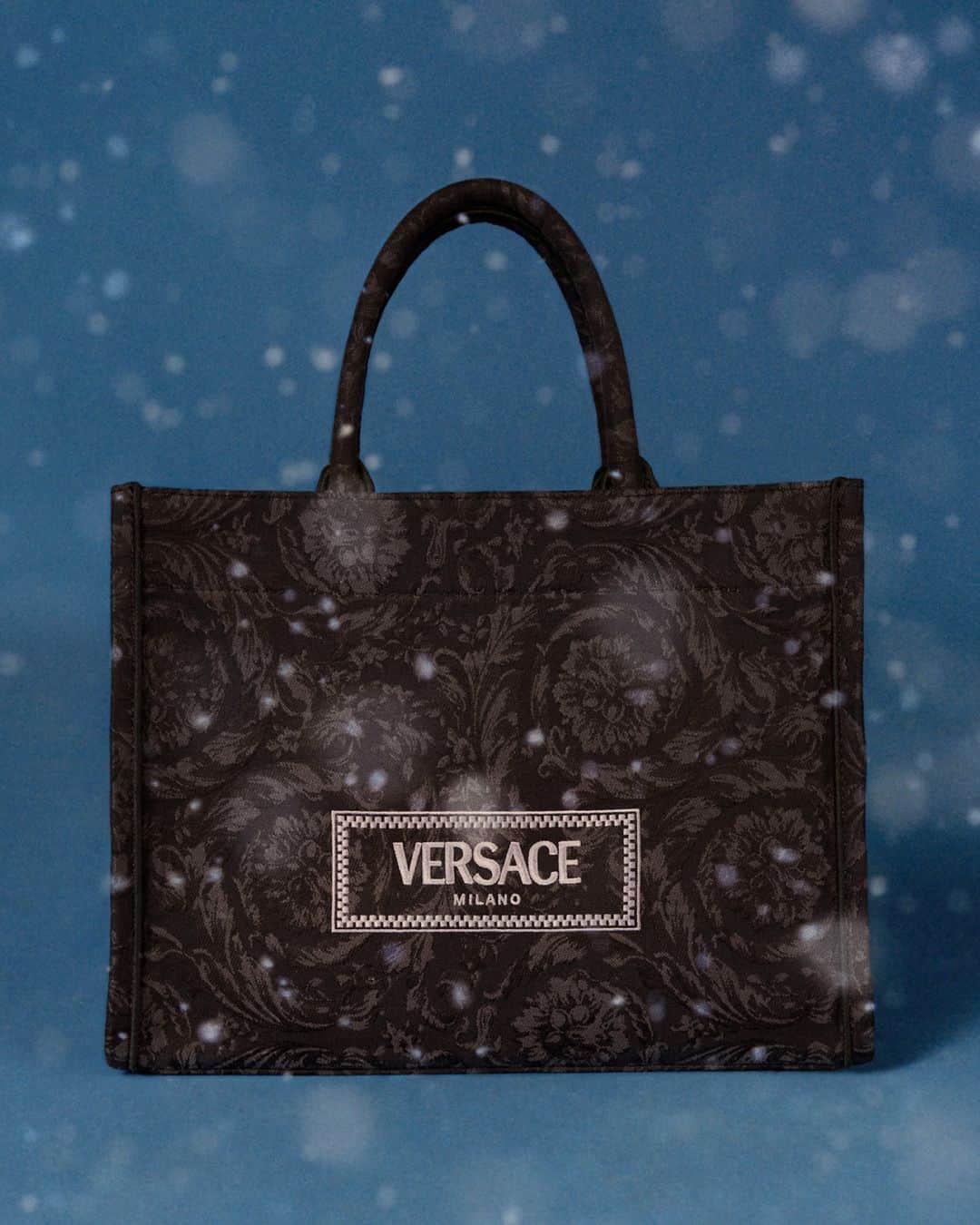 ジャンニヴェルサーチのインスタグラム：「Versace Holiday  Athena tote bag  Now at Versace.com via the link in bio  Photography by Angelo Pennetta  #VersaceHoliday #VersaceAthena #Versace」