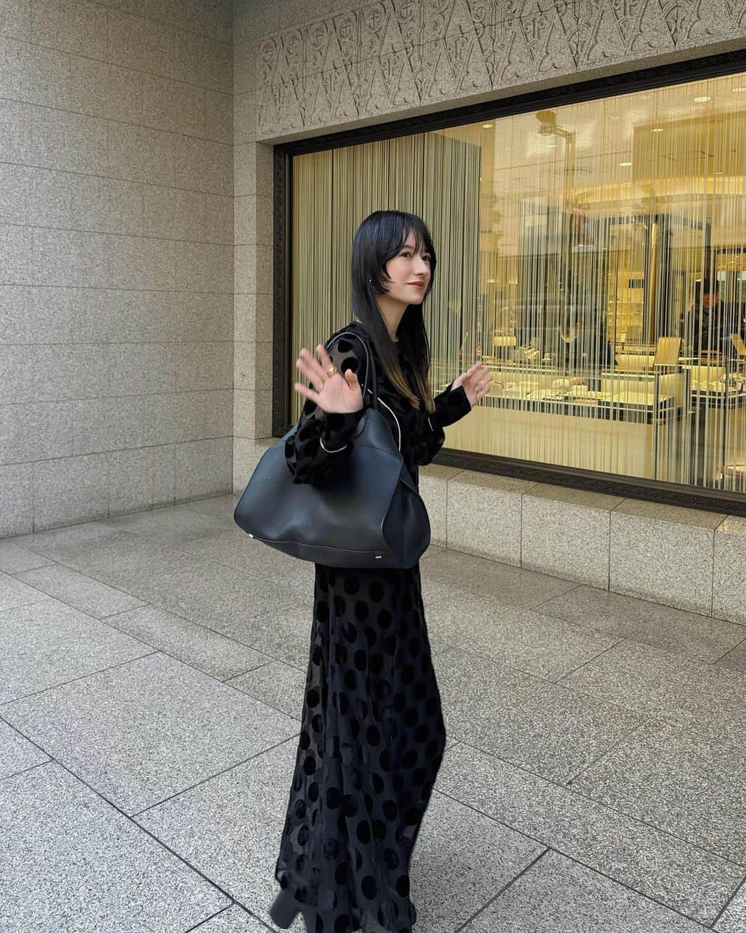 松本恵奈のインスタグラム：「伊勢丹POP UPに行く時のルンルンショット。笑 少しおめかしして先行発売中のドットワンピースを着て行きました♡ 伊勢丹POP UPでは他にもコラボアイテムや 人気アイテムも先行発売しているので是非、遊びに行ってみてください♡ #clane #伊勢丹 #popup #先行発売 #コラボアイテム」