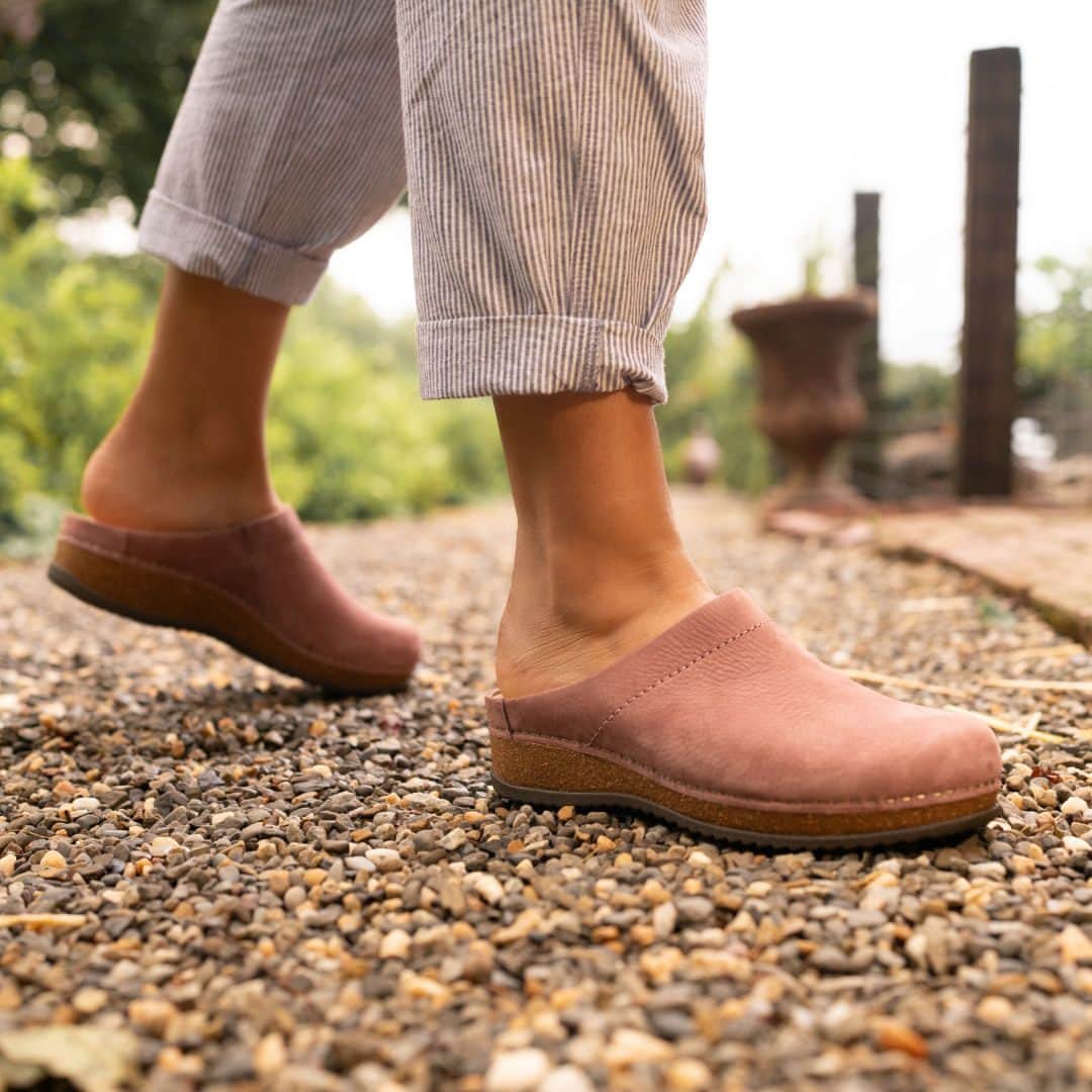 ダンスコさんのインスタグラム写真 - (ダンスコInstagram)「Step into simple support with our new Mariella! Shop Mariella, link in bio. #danskofootwear #comfort #cloglife #ogclogs #nature #fall #ootd #pennsylvania #countrylife #autumn #leaves」11月10日 1時11分 - dansko