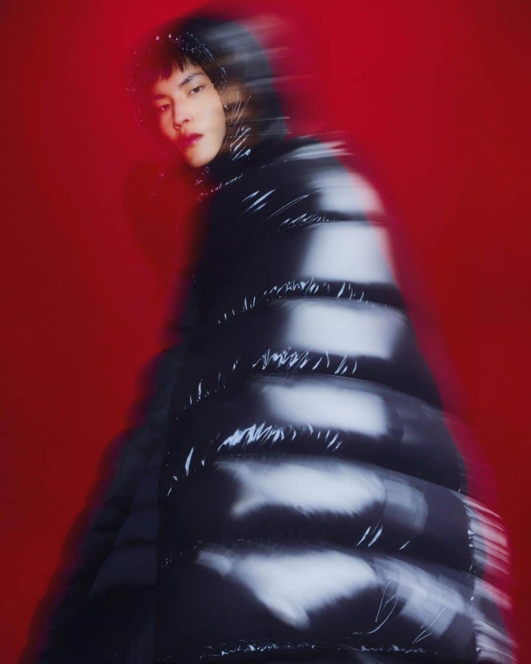 モンクレールのインスタグラム：「Duvet days ahead. Winter calls for cocooning warmth and dedicated down time.  Discover the Hanoverian jacket now on moncler.com.   #MonclerCollection」