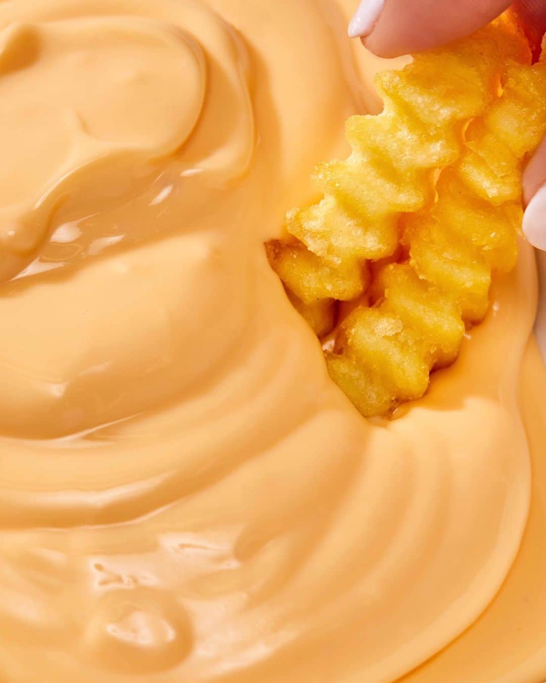 SHAKE SHACKのインスタグラム：「What we mean when we say 'a side of cheese sauce, please' 👆」