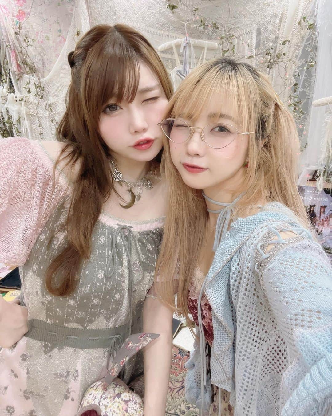 塚本舞さんのインスタグラム写真 - (塚本舞Instagram)「まこぷに at Seelie Court🦋 ⁡ まこりんと並ぶと、それぞれ攻略ルートの違うギャルゲーっぽくてアガる🎀💕 ⁡ #rurumu #rurumu2024ss @rurumu.official @rurumu_official_」11月10日 1時17分 - maipuni