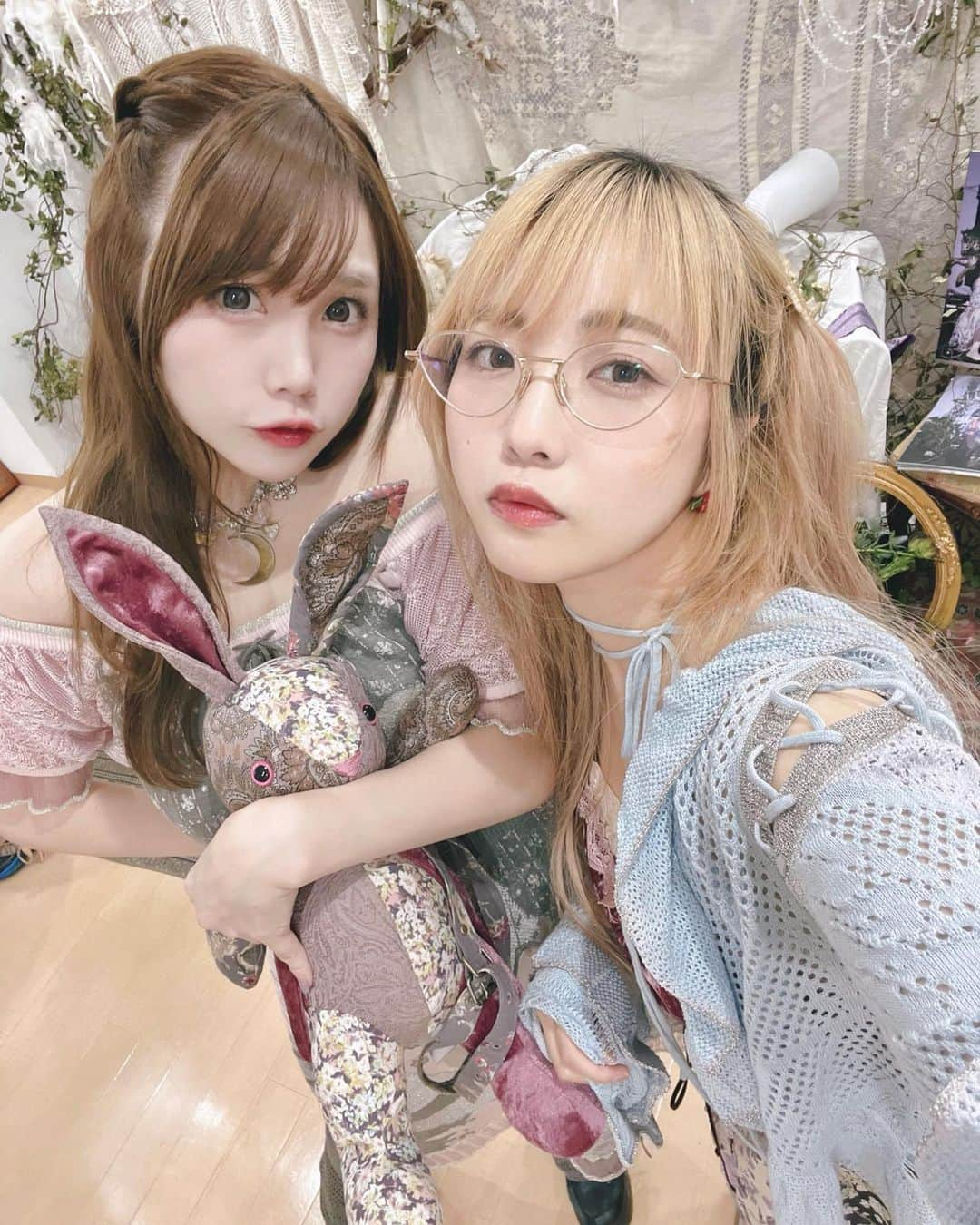 塚本舞のインスタグラム：「まこぷに at Seelie Court🦋 ⁡ まこりんと並ぶと、それぞれ攻略ルートの違うギャルゲーっぽくてアガる🎀💕 ⁡ #rurumu #rurumu2024ss @rurumu.official @rurumu_official_」