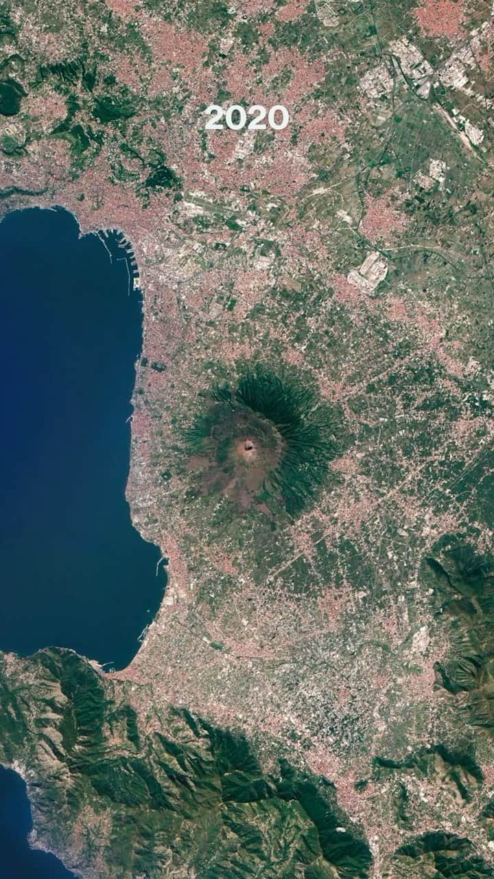 Daily Overviewのインスタグラム：「The Metropolitan City of Naples is the third-largest city in Italy and one of the most densely populated areas in Europe, with more than 3 million inhabitants. Its population has continued to grow in recent decades, despite its proximity to Mount Vesuvius, an active volcano. Around 600,000 people live in Vesuvius’s “zona rossa” — an area around its slopes designated for quick evacuation if an eruption occurs.  Created by @dailyoverview Source imagery: Google Timelapse」