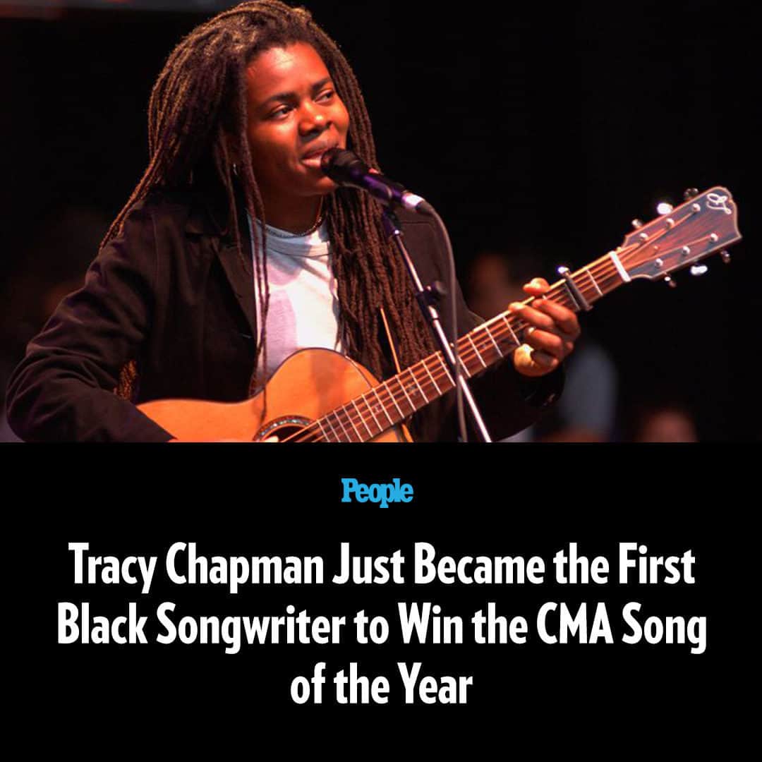 People Magazineのインスタグラム：「Tracy Chapman is officially a CMA Award winner!  The 59-year-old singer-songwriter was awarded the coveted song of the year prize at the 57th annual CMA Awards for writing the 1988 classic “Fast Car,” which saw new life this year thanks a popular Luke Combs cover.  The win makes Chapman the first Black artist to ever take home song of the year at the CMAs.  Read more in our bio link. | 📷: The Image Direct」