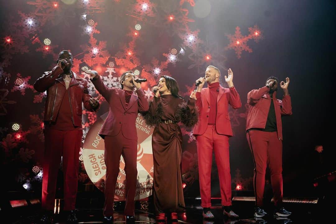 ペンタトニックスのインスタグラム：「Remembering all the fun we had at last year’s Christmas tour is getting us excited for what’s to come this year! 🤗  🎄✨THE MOST WONDERFUL TOUR OF THE YEAR✨🎄 kicks off NEXT WEEK! Get your tickets (and VIP!) at ptxofficial.com.」