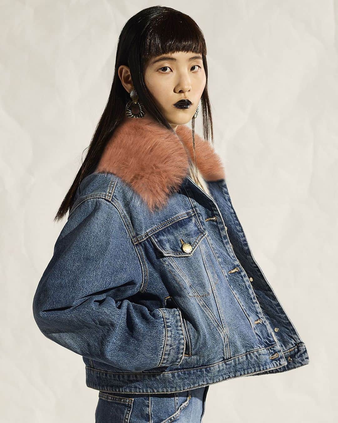 のインスタグラム：「A denim jacket, made special by a soft faux fur collar. #PINKO #FW23」