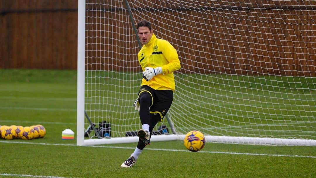 アスミル・ベゴヴィッチのインスタグラム：「A good week of training 💦🆎🧤🔵⚪️  @ab1gk @officialqpr」