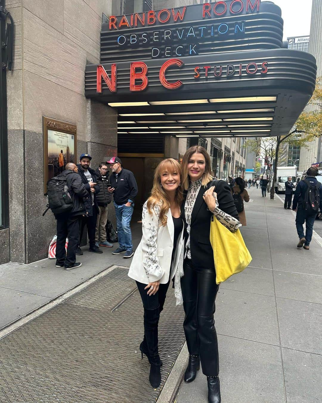 ジェーン・シーモアのインスタグラム：「Its been a great start to our day in NYC! 🏙️ @janeseymour and I began the morning on @fox5ny Good Day NY with @rosannascotto, and now we’re getting ready for our segment with @newyorklivetv at 30 Rock. So excited! #iloveny #booktour #janeseymour #books #bookstagram #booknews #booktomovie #movienews #30rock #gooddaynewyork #newyorklivetv」