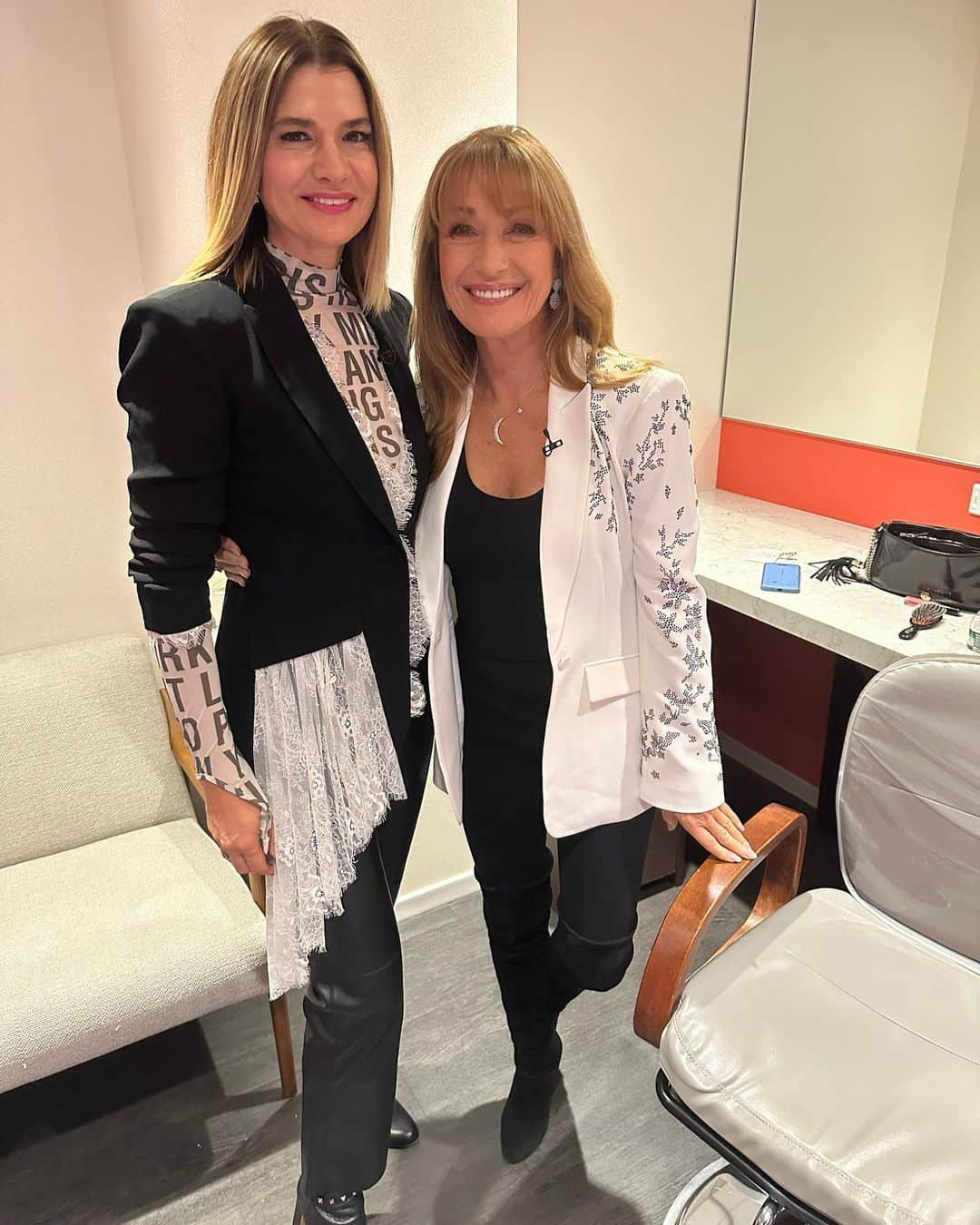 ジェーン・シーモアさんのインスタグラム写真 - (ジェーン・シーモアInstagram)「Its been a great start to our day in NYC! 🏙️ @janeseymour and I began the morning on @fox5ny Good Day NY with @rosannascotto, and now we’re getting ready for our segment with @newyorklivetv at 30 Rock. So excited! #iloveny #booktour #janeseymour #books #bookstagram #booknews #booktomovie #movienews #30rock #gooddaynewyork #newyorklivetv」11月10日 1時37分 - janeseymour