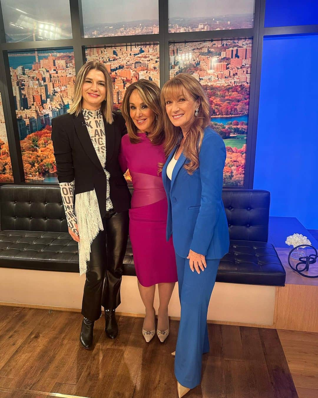 ジェーン・シーモアさんのインスタグラム写真 - (ジェーン・シーモアInstagram)「Its been a great start to our day in NYC! 🏙️ @janeseymour and I began the morning on @fox5ny Good Day NY with @rosannascotto, and now we’re getting ready for our segment with @newyorklivetv at 30 Rock. So excited! #iloveny #booktour #janeseymour #books #bookstagram #booknews #booktomovie #movienews #30rock #gooddaynewyork #newyorklivetv」11月10日 1時37分 - janeseymour