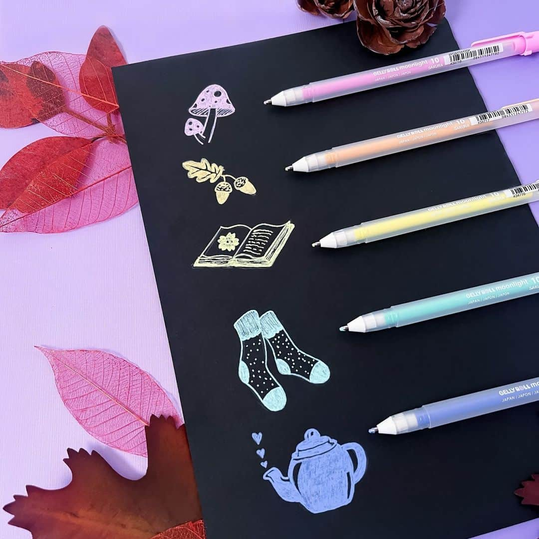 Sakura of America（サクラクレパス）のインスタグラム：「It's finally autumn, Sakura Friends! Which means we're busy dreaming about cozy days tucked at home with tea, a notebook, and our new Gelly Roll Pastels. Have you tried them out yet?  To find a pack near you, visit the link in our bio!」