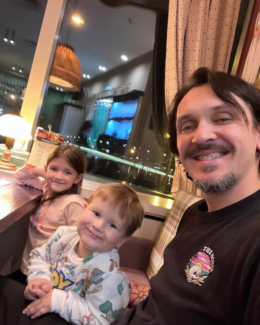 タチアナ・ボロソジャルさんのインスタグラム写真 - (タチアナ・ボロソジャルInstagram)「Несколько дней в Санкт-Петербурге всей семьей: насыщенно, весело, эмоционально, по-настоящему здорово!  Спонтанная получилась поездка) Сначала думала, что вдвоем с Ликусей поедем, я откатаюсь в «Кармен», погуляем и отправимся домой, в Москву.  Но у Макса @xam_trankov образовалось несколько свободных дней на работе, и на семейном совете решили в любимый Питер ехать все вместе!  В итоге успели всё) И поработать, и себя развлечь, и детей, и в аквапарке поплавать, и развод мостов посмотреть, и даже в театр «На Неве» попасть!  Очень понравился спектакль, прекрасная труппа, сказочная постановка. Дети в восторге! Как очень верно сказал Макс, «по щучьему веленью, по моему хотенью — хочу больше путешествовать с семьей»! Поддерживаю❤️」11月10日 1時43分 - fire_bird