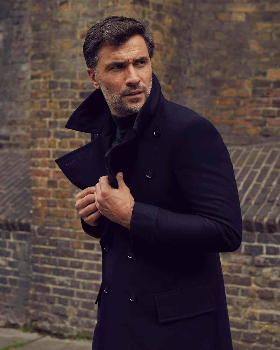 エドワード セクストンのインスタグラム：「Overcoat season is here. Explore our range of outerwear, online and in-store now. Pictured is the new Edward Sexton 100% Wool Navy Bridge Coat.   #edwardsexton #savilerow #menswear #london #tailoring #sartorial #aw23 #autumn #winter #sexton」