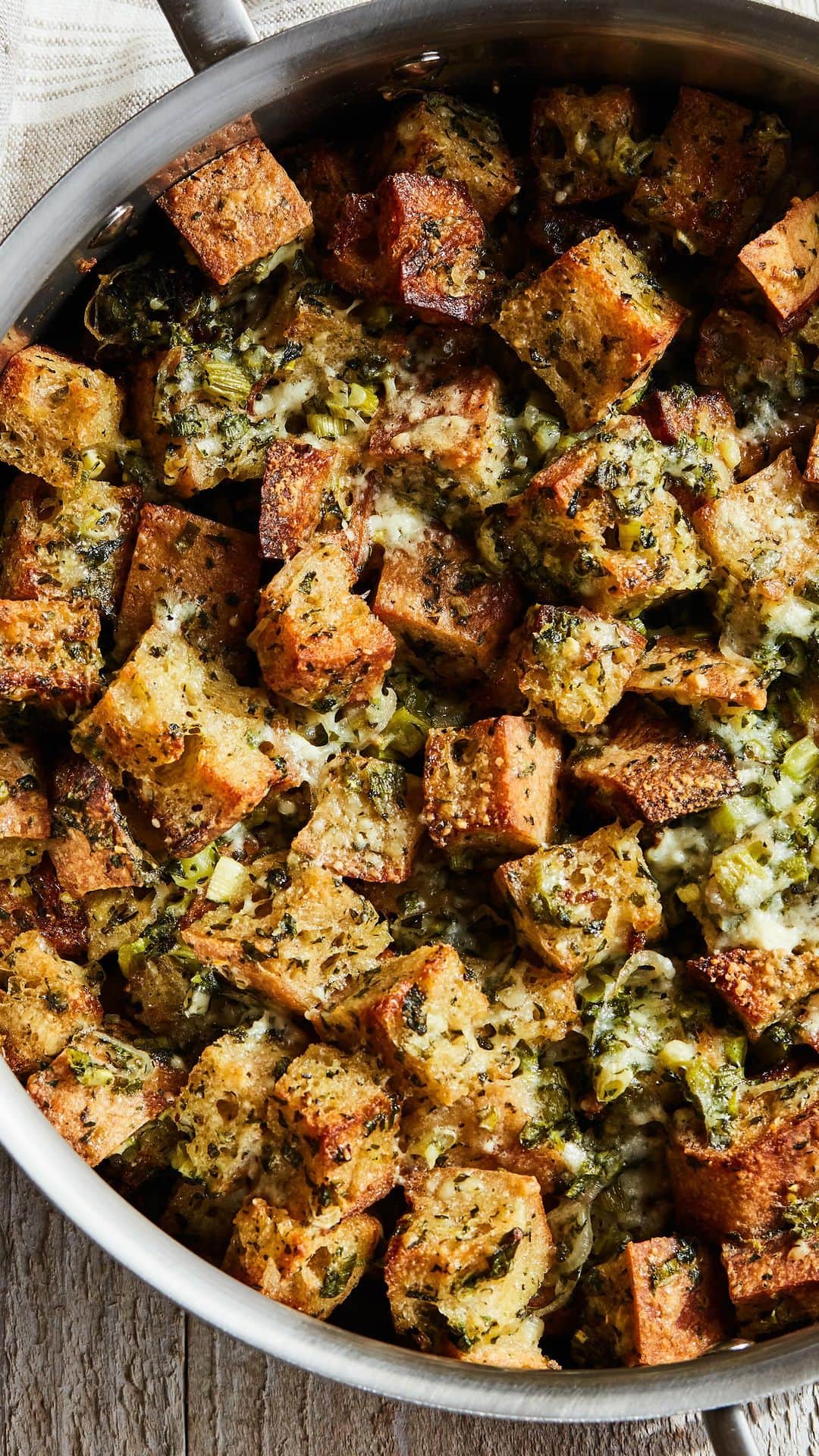 Gaby Dalkinのインスタグラム：「#ad This Thanksgiving, put a new spin on your classic stuffing recipe with my Ultimate Cheesy Herb Sourdough Stuffing 😋 for your ultimate Thanksgiving experience. For the clean-up, use @FinishDishwashing Ultimate Tabs to clean the burnt-on stains left behind on your dishes toughest conditions - plus, it works in hard water and in old dishwashers as well, even when you skip the rinse! Check out the link in my bio for the full recipe. #UltimateThanksgivingTimer https://ultimatethanksgivingexperience.com/」