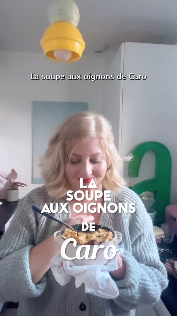 Elisaのインスタグラム：「🍂 Quand les températures chutent, c’est le retour en force des soupes! 🍲  Et il n’existe rien de plus sexy qu’une délicieuse soupe à l’oignon .  Vous savez, c’est le genre de recette qui fait chavirer le cœur de Charles lorsqu’il rentre du bois, le genre de recette qui veut dire: viens on se partage un bout de plaid devant le feu, tous les deux...  Pour la réaliser il vous faudra: un kilo d’oignons et un masque de plongée Un bouquet garni du vin blanc/1, 5 l de bouillon Des croûtons et de l’emmental râpé...  C’est un peu long mais facile et c’est toute la sensualité du monde dans une soupe mesdames et messieurs…  Vous m’en direz des nouvelles, d’accord ?!  Love from Walnut Grove Xoxo Caro  Psst: vous dites rien au révérend Alden, promis ?!」