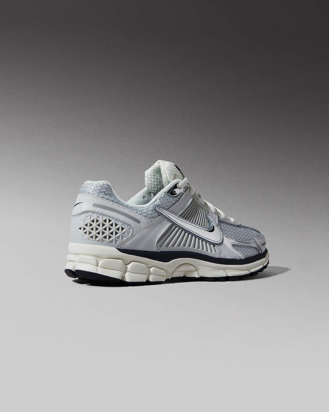 Flight Clubさんのインスタグラム写真 - (Flight ClubInstagram)「Chrome meets comfort on the Zoom Vomero 5 'Photon Dust Metallic Silver.' Designed exclusively in women's sizing, the cult-classic runner takes on a sleek grayscale finish with glossy chrome flourishes. Long-lasting comfort is delivered via a responsive foam midsole and Zoom Air cushioning in the heel.」11月10日 1時54分 - flightclub