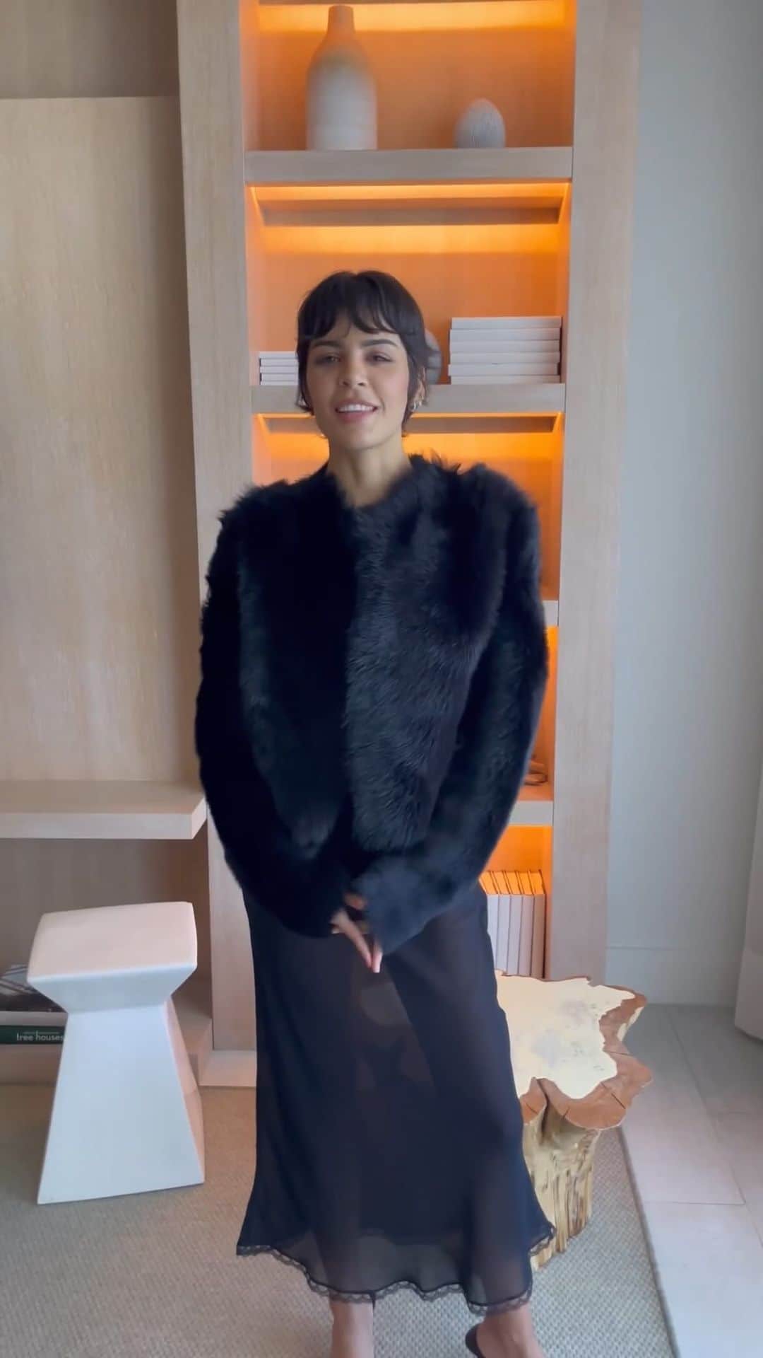 WHO WHAT WEARのインスタグラム：「@mango is at it again with another irresistible collection, this time in collaboration with the one and only @endlesslyloveclub. We had the pleasure of chatting with the Miami-based influencer known for her moody, minimalist aesthetic and trend-informed outfits about the inspiration behind the collection and her go-to spots for a night out in the city. At the link in our bio, find a try-on featuring 10 must-see pieces from the drop. videos: @anna__laplaca」