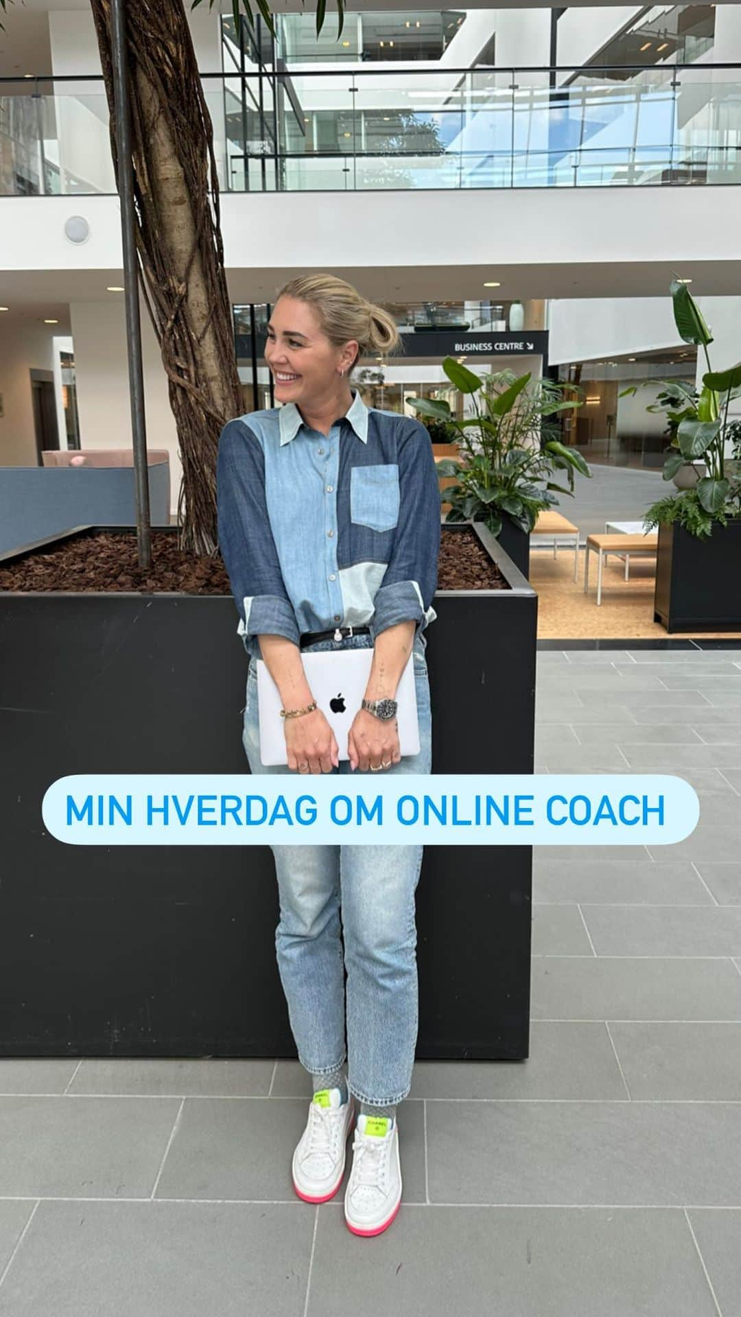 ヤネッテ・オッテセンのインスタグラム：「Velkommen til min verden 🏆  Som mor og online vægttabscoach, jonglerer jeg med familieliv, træning og støtte til mine fantastiske klienter.  I dag tager jeg jer med bag kulisserne for at vise, hvordan jeg selv inkorporerer sundhed og motion i min travle hverdag. Sammen kan vi inspirere og styrke hinanden på vores vægttabsrejse🤩  Følg med i denne reel, hvor jeg deler mine hemmelige våben til succes og nogle sjove øjeblikke undervejs. Husk, vi gør det sammen! 💖  #Vægttabsrejse #SundhedForMødre #FamilieOgFitness #jeanetteottesencoaching」