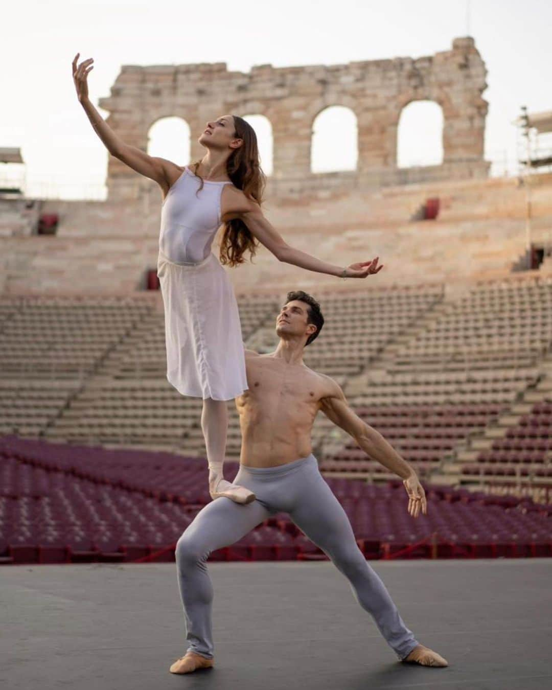 ロベルト・ボッレさんのインスタグラム写真 - (ロベルト・ボッレInstagram)「Una nuova stella alla Scala! Complimenti Nicoletta! Nessuno più di te si merita questa promozione.  Hai dimostrato negli anni il tuo valore, costruito con dedizione, sacrificio, passione e tanta umiltà, che è una dote indispensabile nel nostro lavoro.  Questa tua nomina mi rende felice e anche orgoglioso.  Dal 2015 (la prima volta in cui abbiamo ballato insieme) ad oggi sei cresciuta tantissimo, grazie alle esperienze fatte in Scala e anche grazie alle tante avventure affrontare insieme: dai tour del BolleandFriends a tutte le edizioni di OnDance e Danzaconme. E ora con il ruolo di Tatiana hai dimostrato di essere un’artista completa, raffinata, luminosa. Una stella nel firmamento della danza. Brava Nico. Ti voglio bene ❤️ @nicolettamanni」11月10日 1時56分 - robertobolle