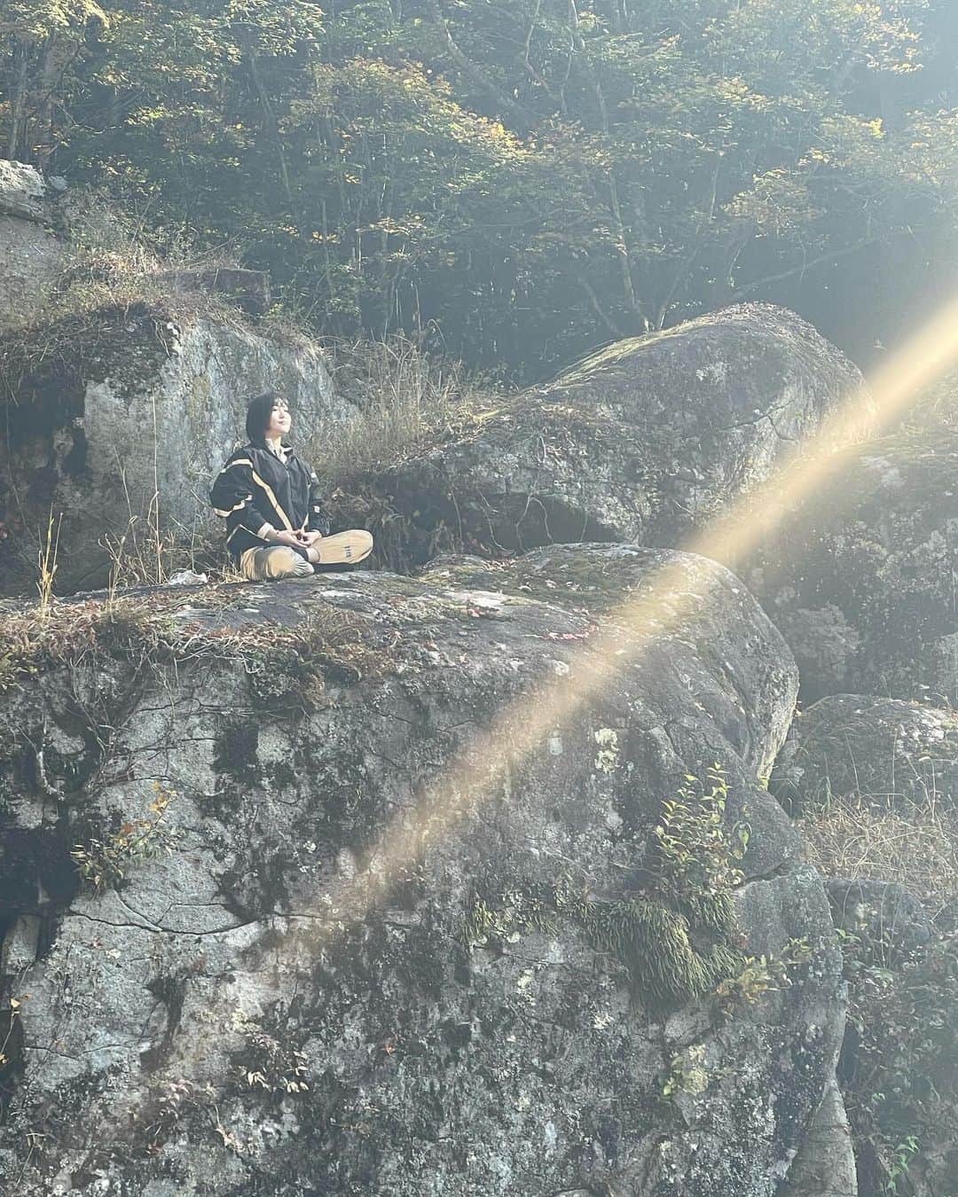関口愛美のインスタグラム：「山梨県甲州市の天目山 栖雲寺にて岩に座って坐禅をさせて頂きました。ここの石庭は宇宙や大自然が創り出した神秘的な景観と清々しい空気が心地良い最高の場所です。 丁度11月10〜12日は宝物風入れ展で普段は非公開の文化財が見られます！とてもおすすめの場所なので是非一度足を運んでみて下さい☺️  #栖雲寺 #天目山 #禅 #坐禅 #岩坐禅 #zen #巨石 #山梨県 #甲州市 #tenmoku」
