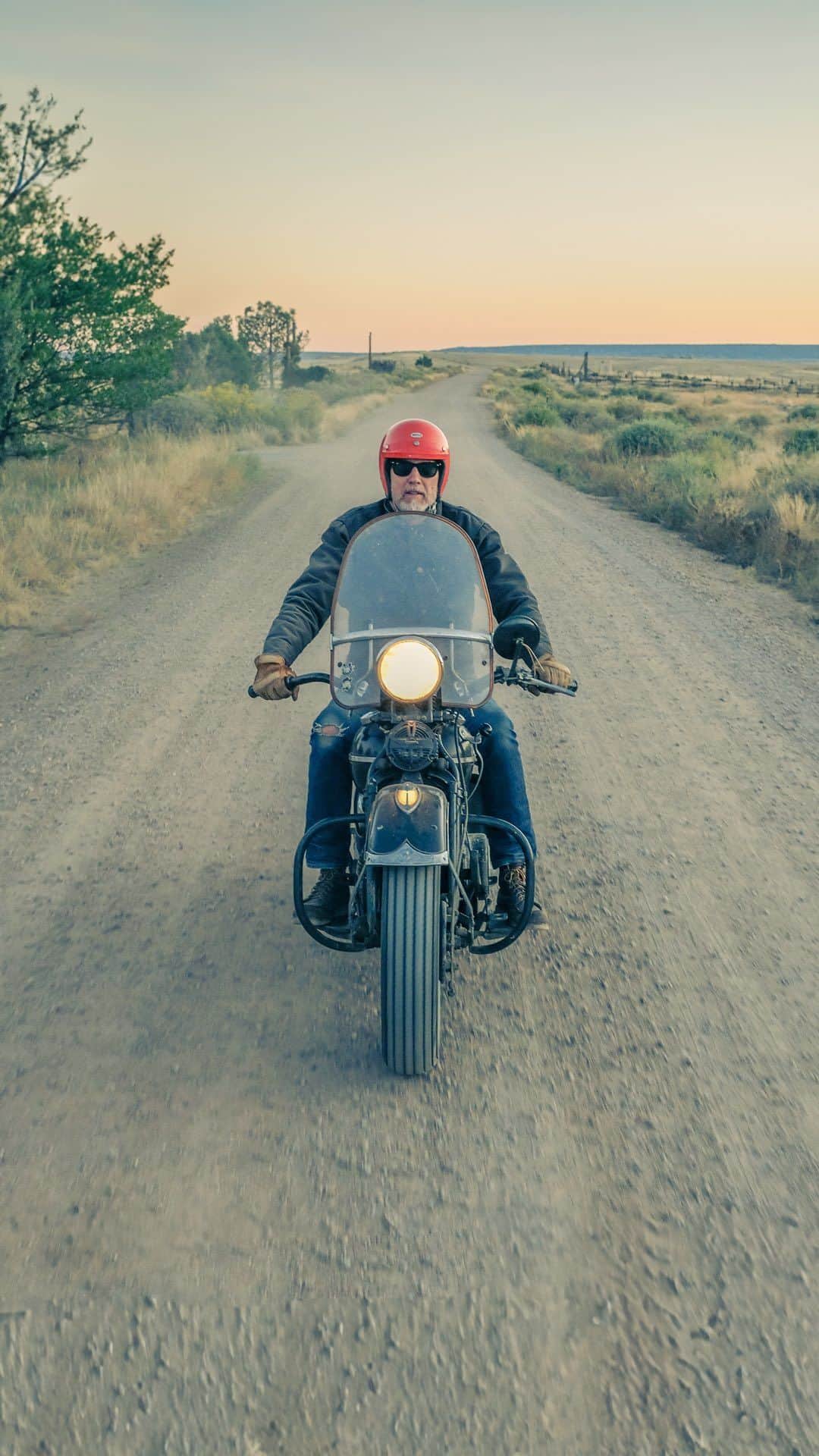 Harley-Davidsonのインスタグラム：「The latest episode of My Garage takes us to Santa Fe, New Mexico where we caught up with VP of Design and Creative Director of Motorcycles at Harley-Davidson, Brad Richards. Brad’s garage doubles as his home office and houses a collection of bikes that span the generations of H-D, including his 1946 Knucklehead, Josephine, adorned with custom leatherwork made by Brad himself. ​  Watch the full video on the @prismsupply_ YouTube channel now. ​  #HarleyDavidson #MyGarage #harleypartner #knucklehead」