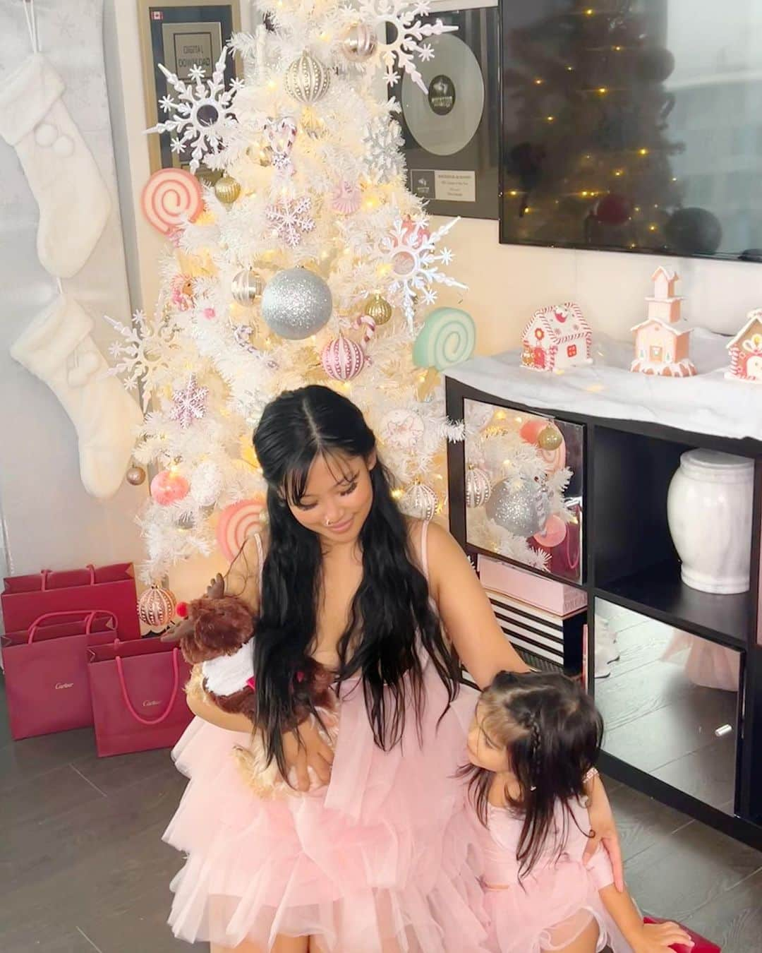 エリーゼ・エストラーダのインスタグラム：「Just a mom, her fur baby and ballerina princess having too much fun turning our home into Christmas Candyland. 🎄 Happy Thursday loves 🤍」