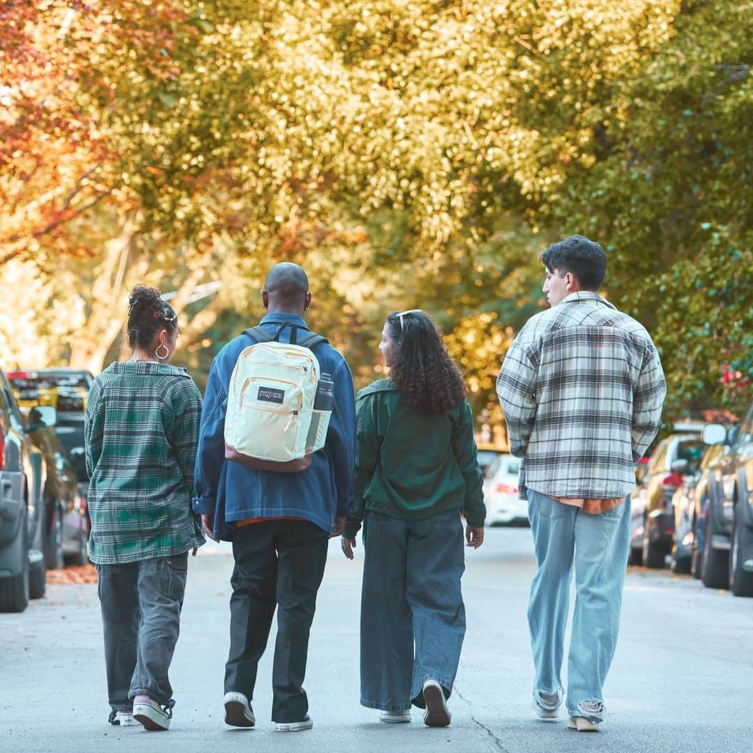 ジャンスポーツのインスタグラム：「Whether you're heading to class, work, or a weekend adventure, the JanSport Cool Student backpack has got your back! 💯 #AlwaysWithYou」