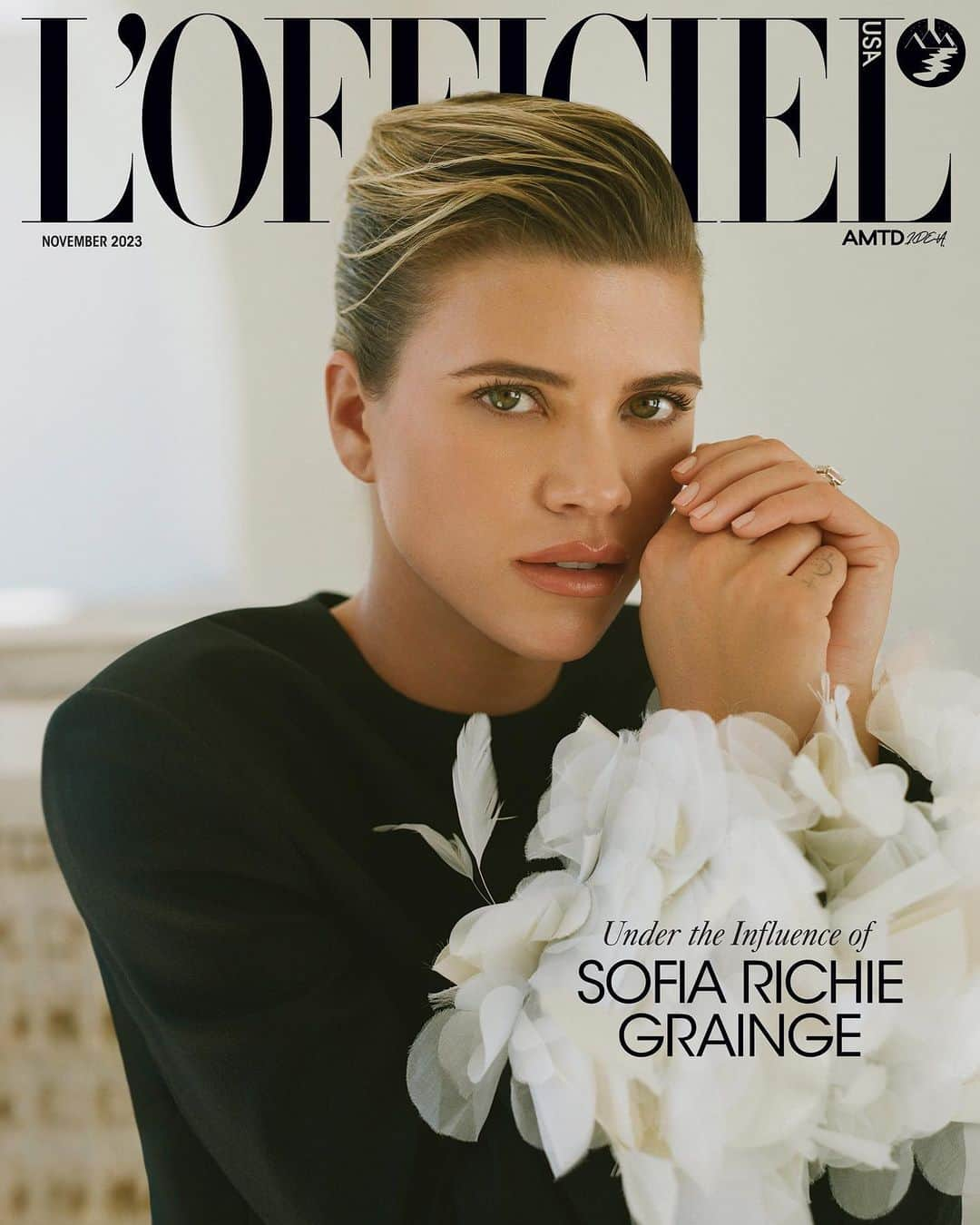 ソフィア・リッチーのインスタグラム：「Introducing L'OFFICIEL USA November 2023 cover star @sofiarichiegrainge!  She is today's fashion industry darling: sitting front row at the Prada show; wearing custom Chanel dresses at her viral wedding; and taking over TikTok and Instagram with her GRWM videos. But it's more than her "quiet luxury" style that attracts people to her. There's a levity to her content that breaks through today's sometimes overly serious fashion feeds. She's someone you aspire to be but could also chitchat with over espresso martinis. As @eiffeltyler writes, it feels like "she’s [your] big sister or best friend."  Dressed in some of this year's chicest Resort looks, #SofiaRichieGrainge opens up about finding her online voice, launching her own clothing brand, and more for L'OFFICIEL USA November 2023. Tap the link in bio to read the full cover story.  Editor in Chief @caroline_grosso Photography @dennisleupold Styled by @rebeccarams in @prada Writer @eiffeltyler Casting @laurentabach Hair @jennychohair Makeup @karayoshimotobua Manicure @nails_by_yoko Creative Consultant @marisuplicy Production @kennamatus Digital Tech @kevinleupold  Photo Assistants Winston Kingstro and Allison Lopez  Stylist Assistant @katcookstyle  Location @casterhouse」