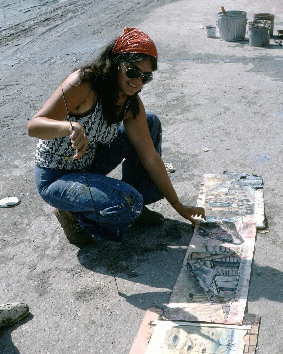 ロサンゼルスカウンティ美術館のインスタグラム：「DYK...how cool @judy_baca is?  In 1976, Baca founded the City of Los Angeles's first mural program, which produced over 400 murals and employed thousands of local participants, and evolved into an arts organization known as the Social and Public Art Resource Center (@sparcinla)  The Great Wall of Los Angeles, one of the country’s most respected and largest monuments to interracial harmony, was @sparcinla's first public art project and its signature piece. The Great Wall represents the history of ethnic peoples of California from prehistoric times to the 1950s. Begun in 1976 and completed over five summers, The Great Wall employed over 400 youth and their families from diverse social and economic backgrounds working with artists, oral historians, ethnologists, scholars, and hundreds of community members.   Painting in the River of Angels: Judy Baca and The Great Wall is currently on view, head to our link in bio for more ↑」