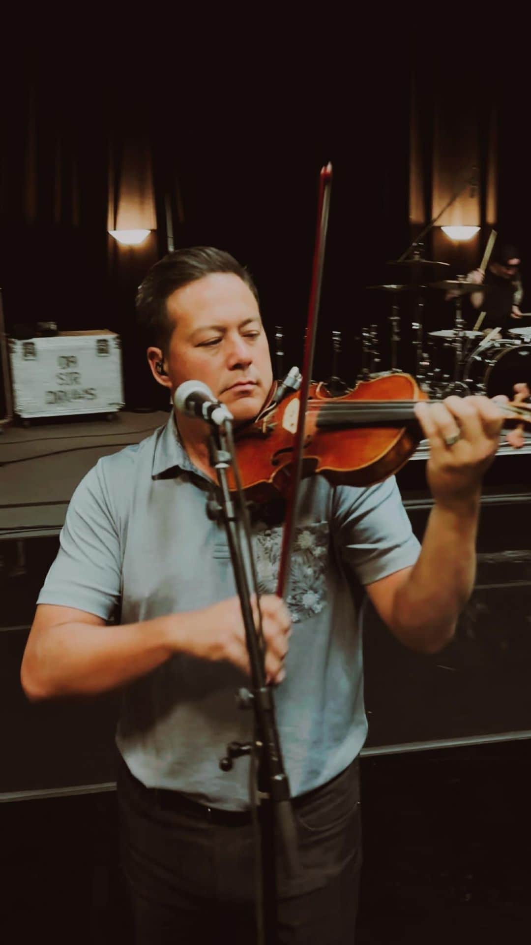 Yellowcardのインスタグラム：「Rehearsal footage from @whenwewereyoungfest. In the actual raw audio from the recording, you can’t hear much except the drums banging away since all the instruments are coming through our in-ears! Should we post the video without the added audio in our stories so you can hear @jimmybrunkvist on drums? 🥁 • • • 🎥 @acaciaevans  • #yellowcard #yellowcardband #poppunk #emo #behindthescenes #musicfestival #rehearsal」