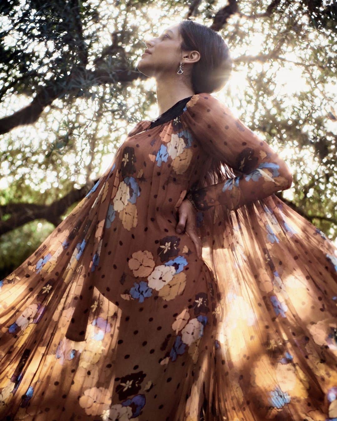 エトロのインスタグラム：「Focus on editorials.  Discover Fall Winter 2023 looks as featured on Grazia Italia, Flewid and Man In Town.   @mirimeo on @grazia_it - Photo by @signe_vilstrup Style by @valentinaserra10   @andrea__diluigi on @flewid.book - Photo by @paolo.cenciarelli Style by @emi_marchionni17   @alefella on @manintownofficial - Photo by @davide_musto Style by @la_sara_kane @vaneboz (@othersrl)  #Etro #EtroEditorials」