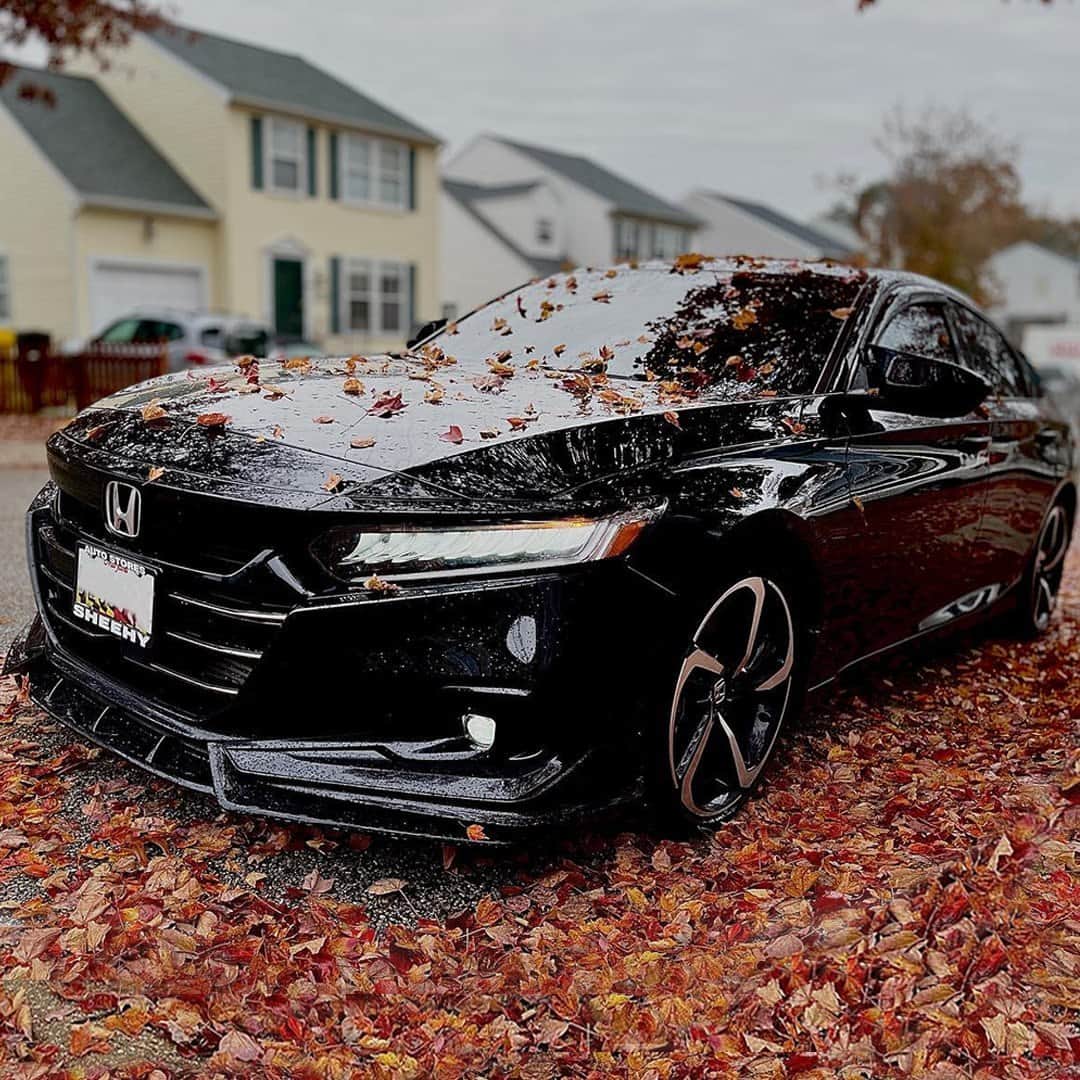 ホンダのインスタグラム：「Fall is in the air, and it looks great on you! 🍂   📸: @accordaholic2.0t   Thanks for sharing your #HondaLove #HondaAccord」
