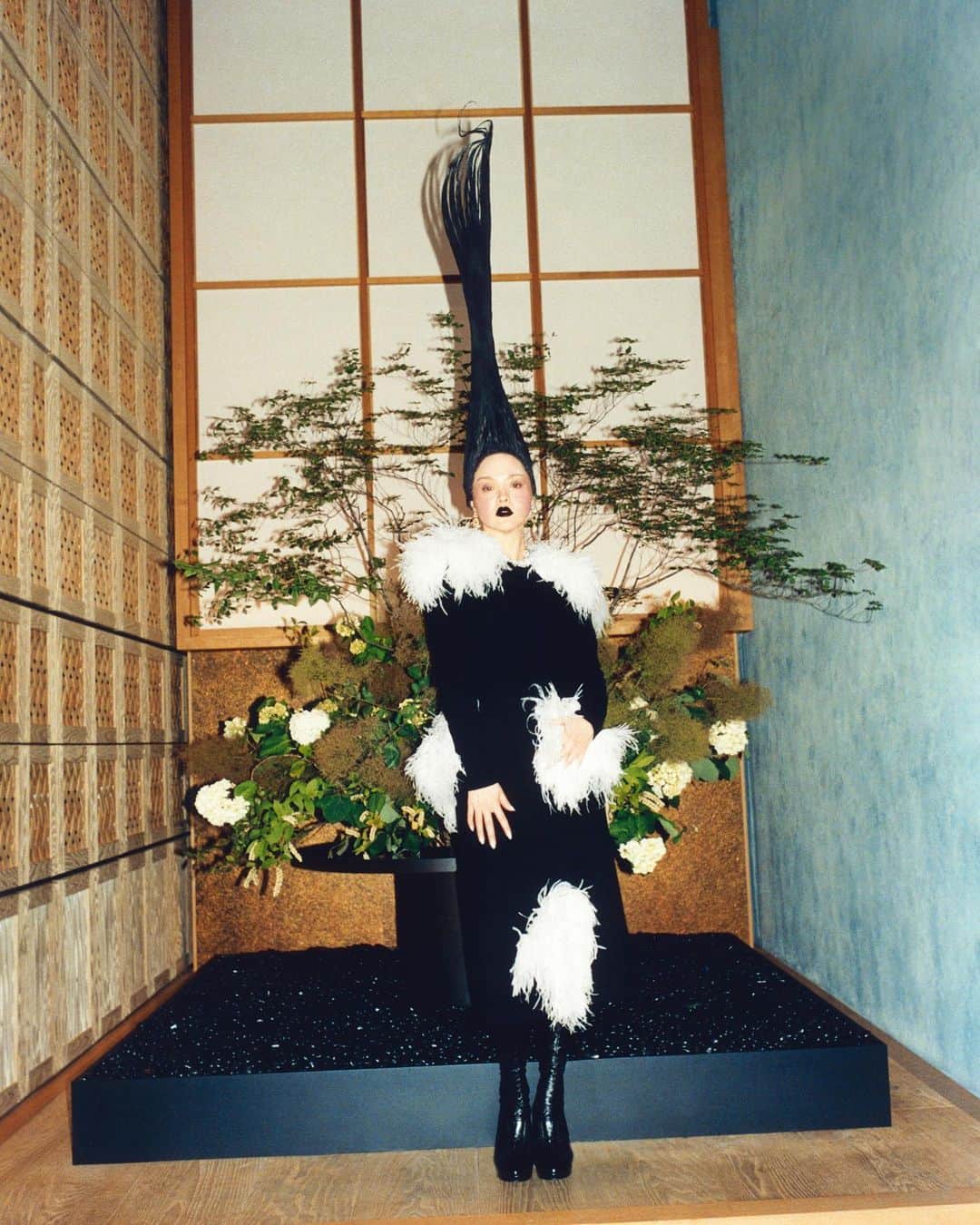 Vogue Españaのインスタグラム：「En #VogueNoviembre, nos adentramos en las calles de Tokio para explorar la moda otoñal en su versión más deliciosa y exuberante, olvidando el lujo silencioso para abrazar el maximalismo. ▪️Fotografía: @xiangyu_liu ▪️Estilismo: @xiangyu_liu ▪️Peluquería: @issac_yu ▪️Maquillaje: Ana Takahashi ▪️Modelos: @devonaoki, @ishidaryugo, @iamrealnene, @lala__takahashi, @ai_tominaga_official, @i_am_kiko, @hikari ▪️Manicura: @riefujii, @oi_nail.bigin, @eichimatsunaga, @tomonyan55 ▪️Sastre: Azuna Saito」