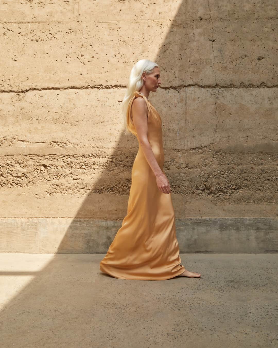 デレクラムのインスタグラム：「Softly sculpted dresses for every any occasion. #DerekLam10Crosby」