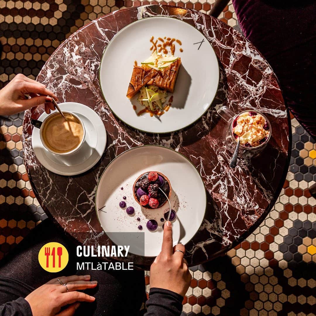 Explore Canadaさんのインスタグラム写真 - (Explore CanadaInstagram)「Montréal winter charm is truly captivating. The city transforms into a serene snow-kissed landscape, where historic streets and modern vibes blend seamlessly.  🍴Culinary🥂  While you're here, stop in at @lecathcart, a 35,000-square-foot venue in Place Ville Marie offering a variety of restaurants, cafes and a Biergarten. Plus, if you're visiting the city between now and November 19, check out @mtlatable, Montréal’s restaurant week, where you’ll be able to sample creative dishes and local ingredients. We also recommend @jacopo_mtl and @marchejeantalon for delicious eats.  🌱Green Spaces🌲  Montréal has no shortage of winter fun. Check out @lemontroyal, known as “the mountain” to locals, for winter activities from snowshoeing to tubing. We also suggest you sled, snowshoe, or stroll through Parc La Fontaine and Parc Jean-Drapeau, or skate at the Old Port of Montréal ice skating rink  🎨Arts and Culture🎭  Montréal’s arts and culture scene is captivating. Visit the @mbamtl, built in 1860, a leading museum in North America with over 45,000 pieces of art. For an immersive experience, visit the OASIS Immersion, a multimedia space offering 3 immersive galleries, 2 light experiences and a cafe-lounge.  🛶Indigenous Experiences🦅  The Kanien'kéha Nation are recognized as the stewards of the land known as Tiohtià:ke or Montréal. The Kanien’kehá:ka (Mohawk) community at Kahnawá:ke (On the Rapids) is filled with a vibrant culture and rich history. Also visit the @museemccordstewart, which has a permanent exhibition called “Indigenous Voices of Today: Knowledge, Trauma, Resilience.”  📜History and Heritage🏛️  Visit the @basiliquenotredame, built between 1824 and 1829, this site of national historic significance is reminiscent of Notre-Dame-de-Paris. We also recommend @pointeacalliere, which presents centuries of history. As well take a guided walking tour with Guidatour. With 80+ certified city guides offering tours in more than 15 languages!  Comment below your favourite MTL activities!」11月10日 2時01分 - explorecanada