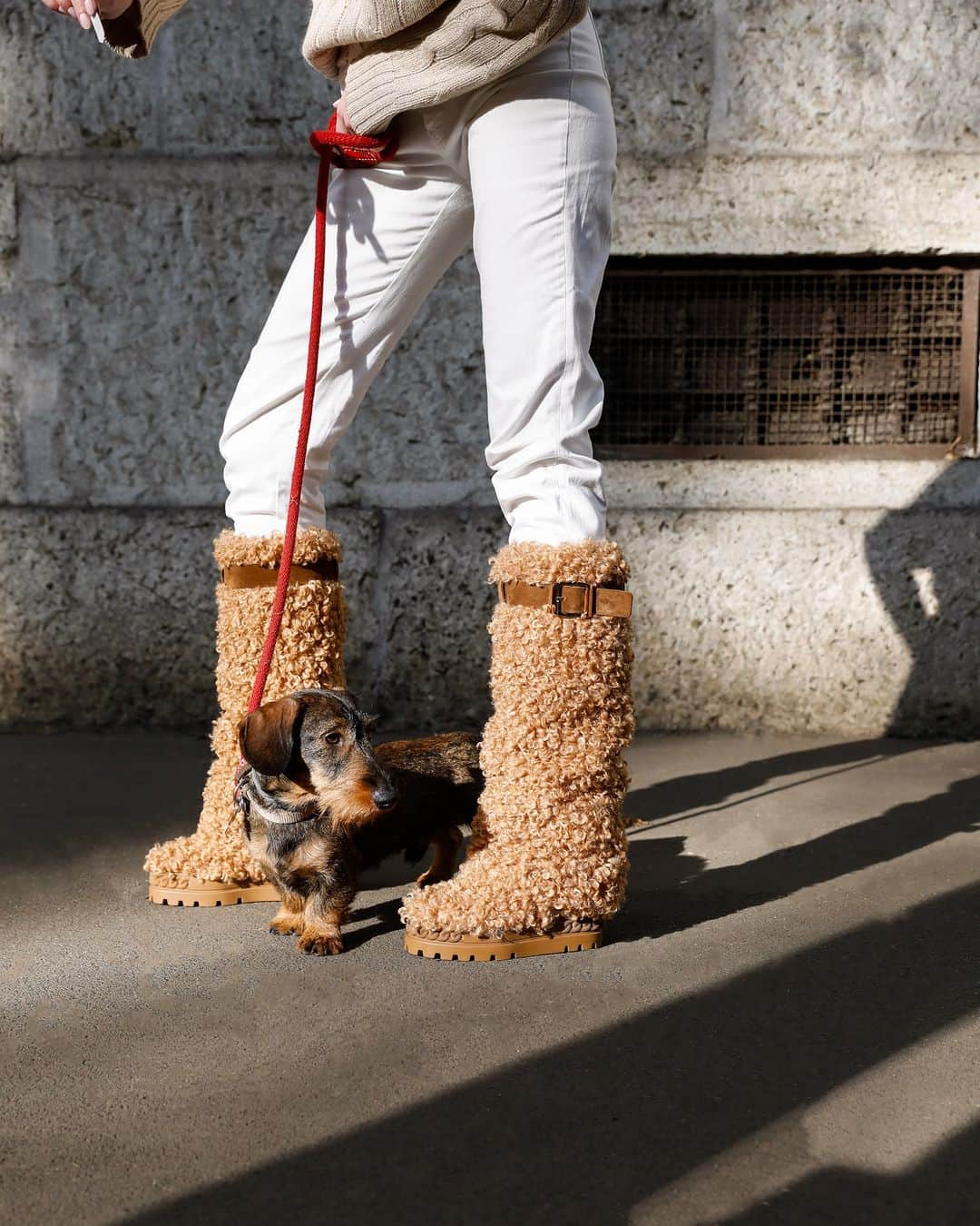 カサディのインスタグラム：「The Yeti moon boot is a symbol of eccentric and contemporary appeal, instantly becoming the must-have of the season. Shot by @leeoliveira . #CasadeiWorld Styling @mariangelafilippin⁣ Hair & Makeup @lorisrocchi⁣」