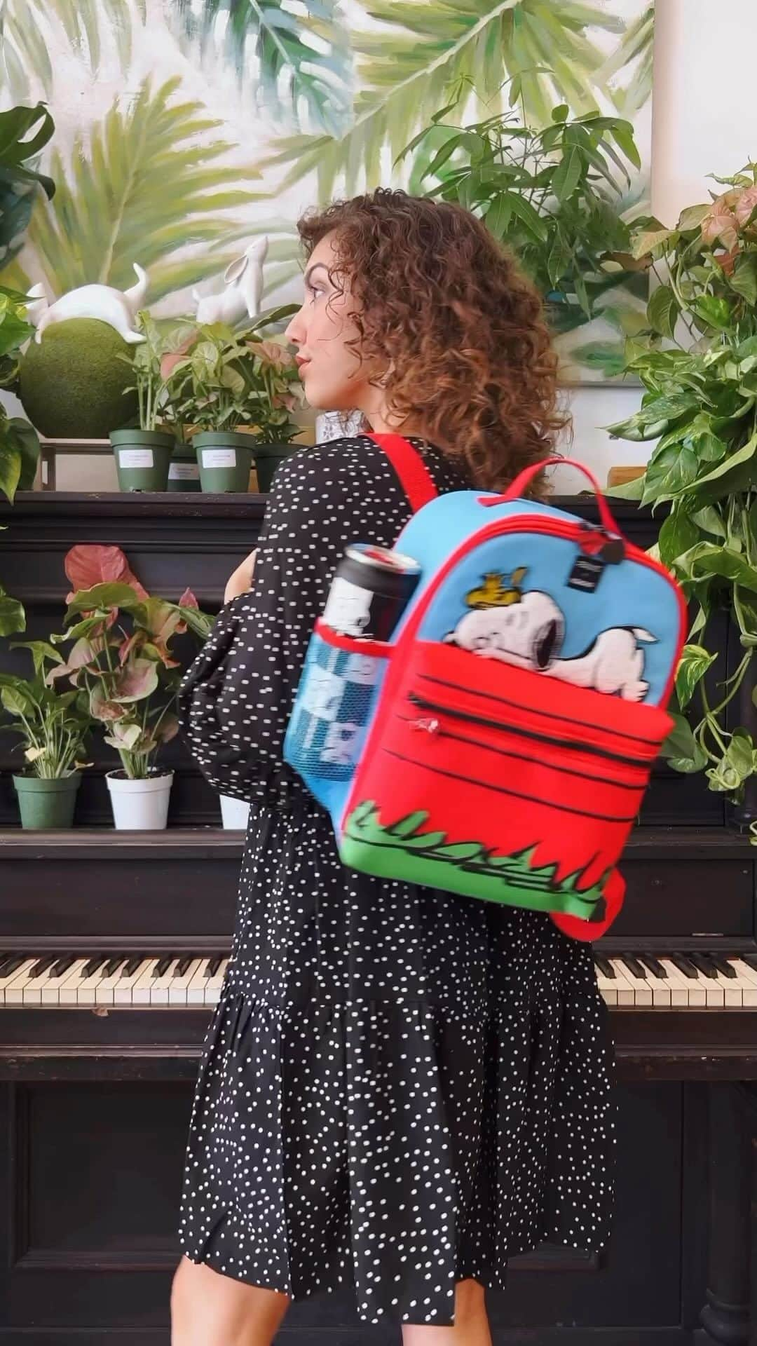 スヌーピーのインスタグラム：「A cooler reminder to Take Care of the Earth with Peanuts. New @snoopygrams coolers (made with ♻️ plastic) and a reusable stainless steel can are here! #IglooCoolers #Snoopy #Peanuts #TakeCareWithSnoopy」