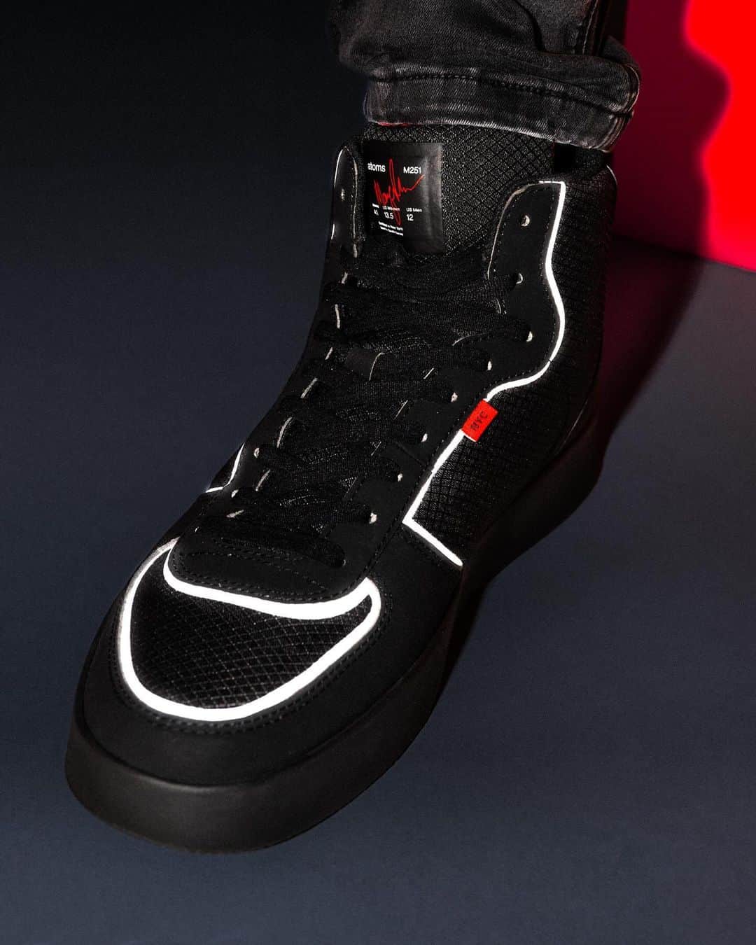 マーケス・ブラウンリーさんのインスタグラム写真 - (マーケス・ブラウンリーInstagram)「Introducing a new colorway and updated design: 251.1. Now in matte black. (Plus a new water repellent ripstop mesh and a little touch of silver reflective detail for the winter) atoms.com!」11月10日 2時02分 - mkbhd