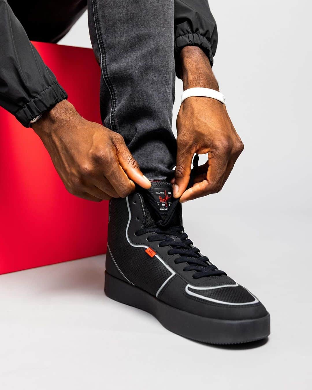 マーケス・ブラウンリーさんのインスタグラム写真 - (マーケス・ブラウンリーInstagram)「Introducing a new colorway and updated design: 251.1. Now in matte black. (Plus a new water repellent ripstop mesh and a little touch of silver reflective detail for the winter) atoms.com!」11月10日 2時02分 - mkbhd