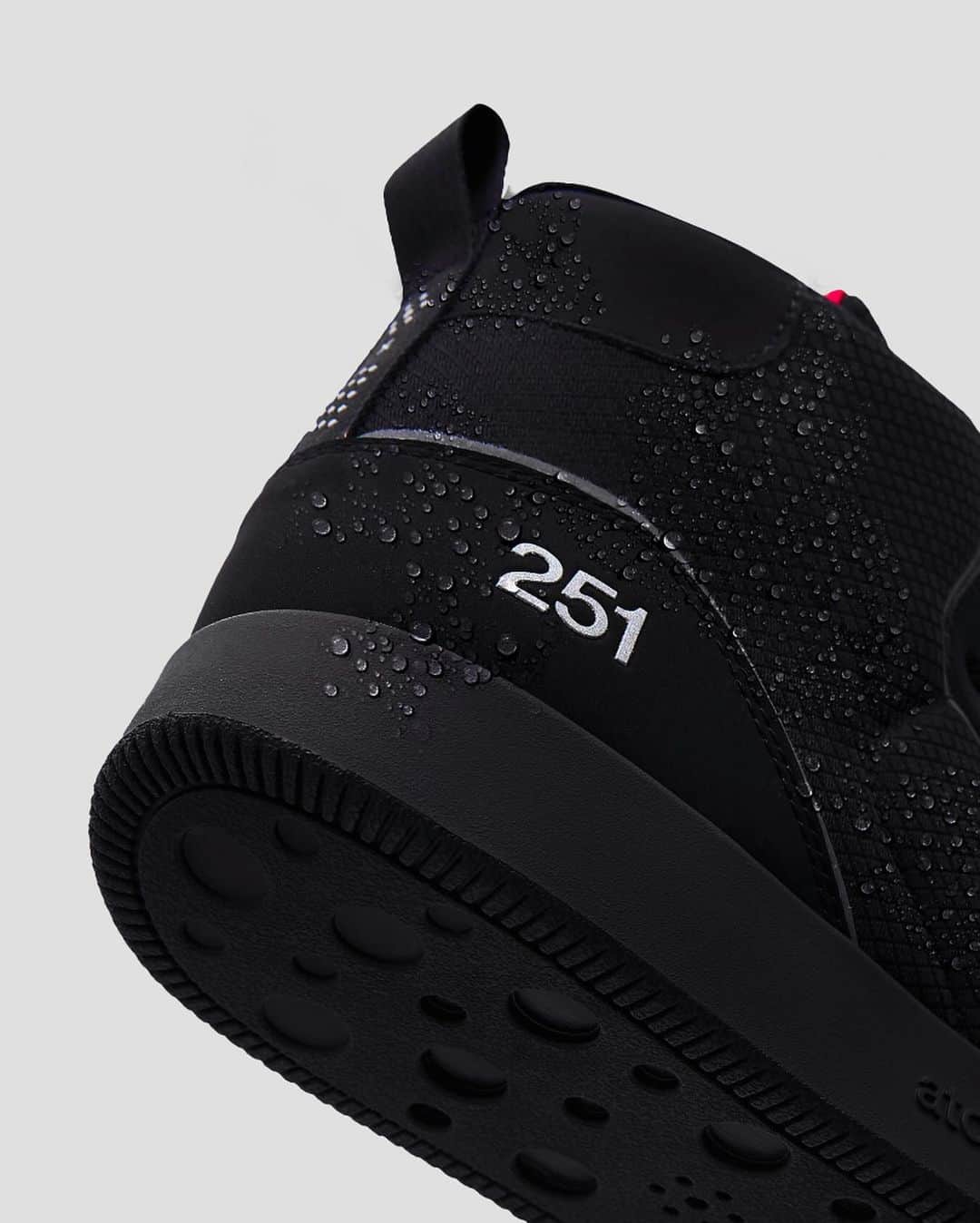 マーケス・ブラウンリーさんのインスタグラム写真 - (マーケス・ブラウンリーInstagram)「Introducing a new colorway and updated design: 251.1. Now in matte black. (Plus a new water repellent ripstop mesh and a little touch of silver reflective detail for the winter) atoms.com!」11月10日 2時02分 - mkbhd