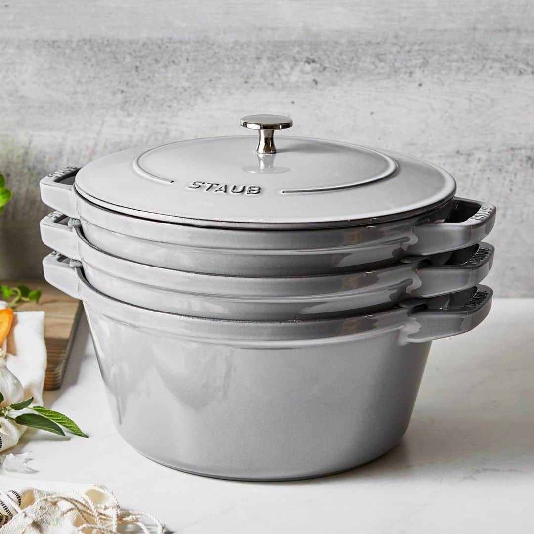 Staub USA（ストウブ）のインスタグラム：「⭐ Special Savings ⭐ STAUB stackable is the ultimate spacing-saving set. Swipe to see how all 4 pieces perfectly nest together, thanks to the thoughtfully designed sloped sides, attachable bumpers, and universal lid. This cast iron set features a 5.25-quart cocotte, a 3.5-quart braiser, and a 10-inch grill pan. You can find this set for $100 off in our Instagram shop now. #madeinstaub」