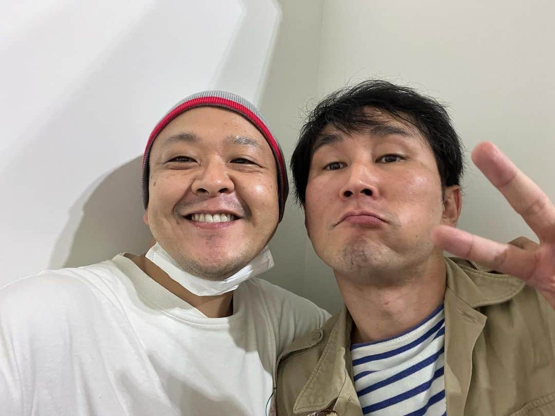 赤羽さんのインスタグラム写真 - (赤羽Instagram)「チョコプラ200万人突破記念 YouTube生配信に出させて頂きました！！  東京吉本同窓会みたいでした！！ めちゃくちゃ楽しかったです！！ 是非ご覧ください👀  #東京吉本 #ハナコ岡部くん  #チョコレートプラネット #サルゴリラ」11月10日 2時04分 - akabass