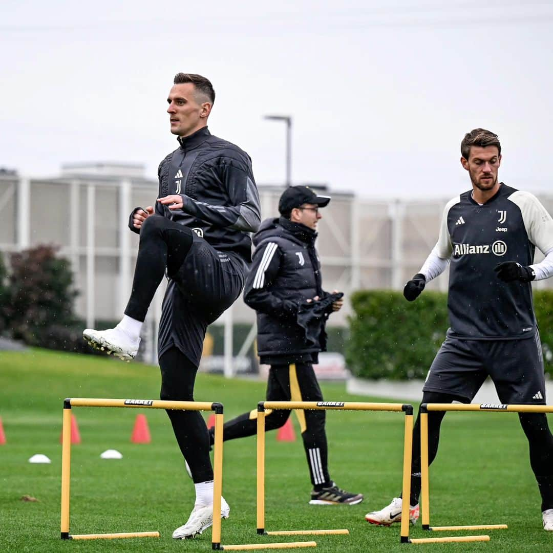 アルカディウシュ・ミリクのインスタグラム：「Al lavoro, concentrato💪⚪⚫」