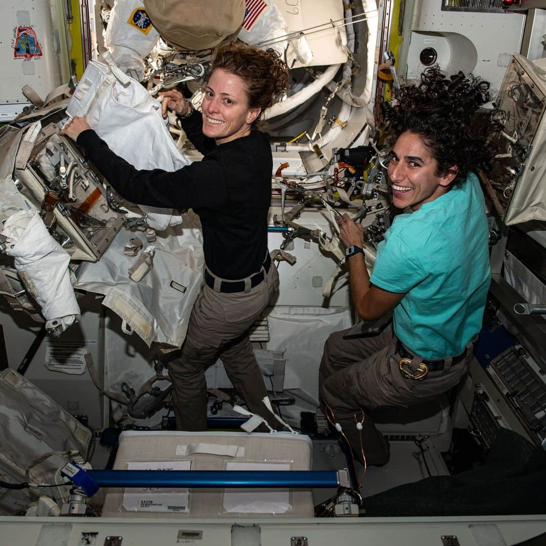 国際宇宙ステーションのインスタグラム：「Astronauts (from left) Loral O'Hara and Jasmin Moghbeli pose for a portrait while working on spacesuits inside the International Space Station's Quest airlock.  #nasa #astronaut #spacesuit #suit #quest #portrait #international #space #station」