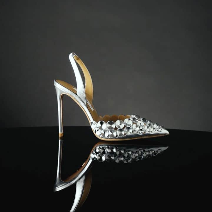 Aquazzuraのインスタグラム：「Shimmer and sparkles, this way. Shine bright thanks to Maxi-Tequila, our mesmerising sling pumps made from silver leather and metallic sheen  #AQUAZZURA  #AQUAZZURAPumps」