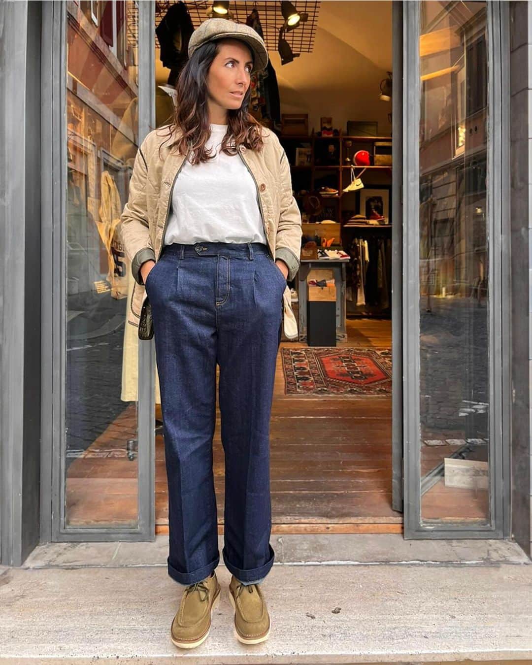 ヴィンテージ55のインスタグラム：「Reversible husky and pleated denim pant in Rome, check out this stunning quilted jacket, two of our favourite colors, all in one. Don’t miss our lastest woman shoe, the Beenflex, hand made in Italy by @astorflex_official exclusively for Vintage Fiftyfive!」